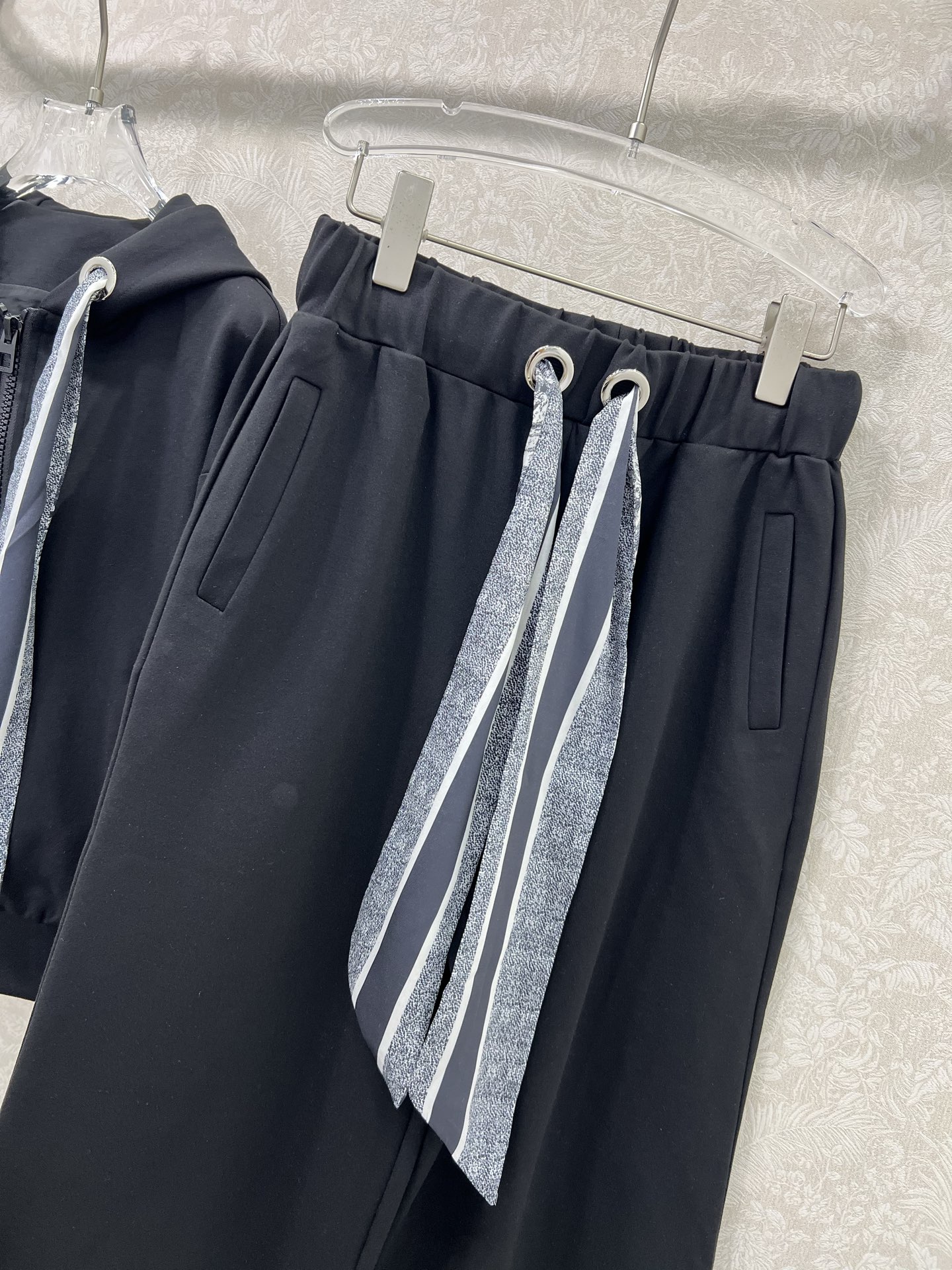 🔥🔥 DIO* 25新款搭配丛林印花丝巾套装  整套出售 连帽外套➕阔腿长裤的组合  外套裤子均以丛林动