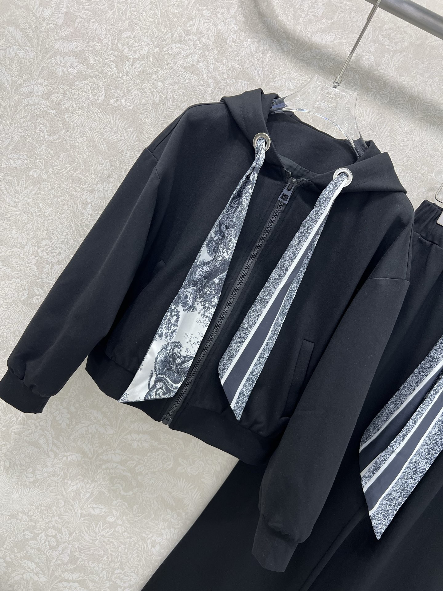 🔥🔥 DIO* 25新款搭配丛林印花丝巾套装  整套出售 连帽外套➕阔腿长裤的组合  外套裤子均以丛林动