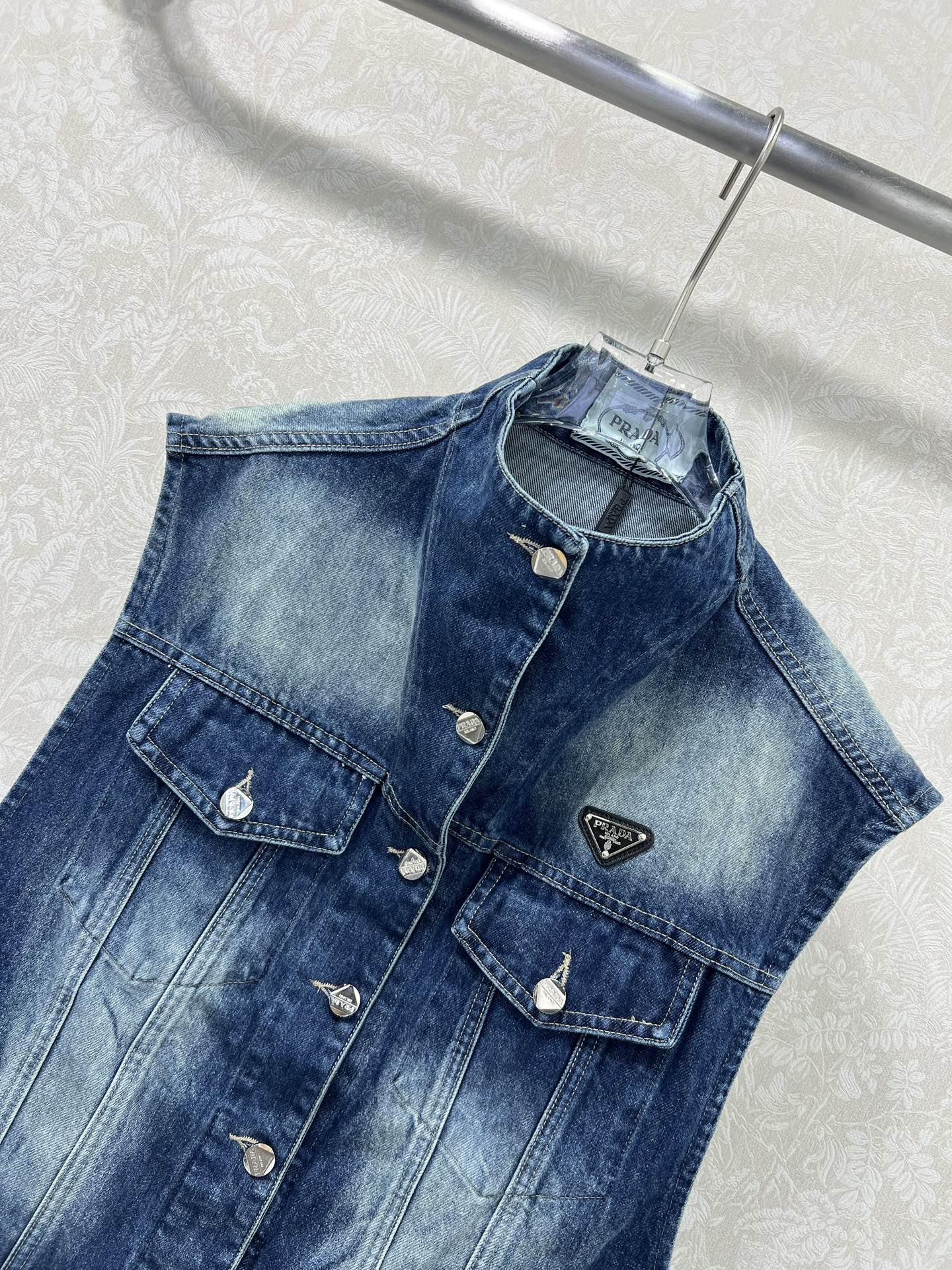 🔥🔥PRAD*25新款复古洗水牛仔马甲外套！立领堆领H版型设计版型时髦又高级！胸前经典三角标装饰 立体剪