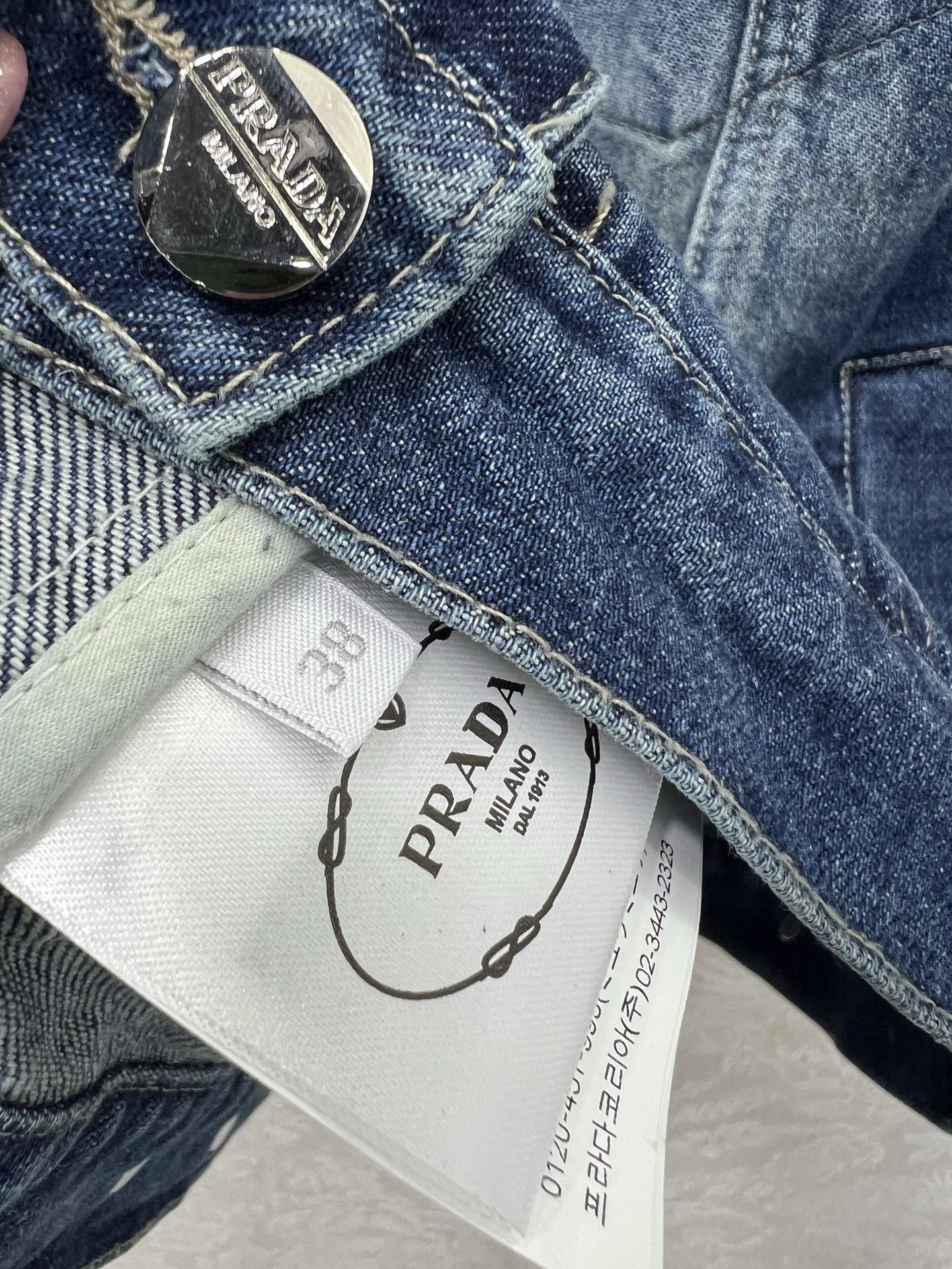 🔥🔥PRAD*25新款复古洗水牛仔马甲外套！立领堆领H版型设计版型时髦又高级！胸前经典三角标装饰 立体剪