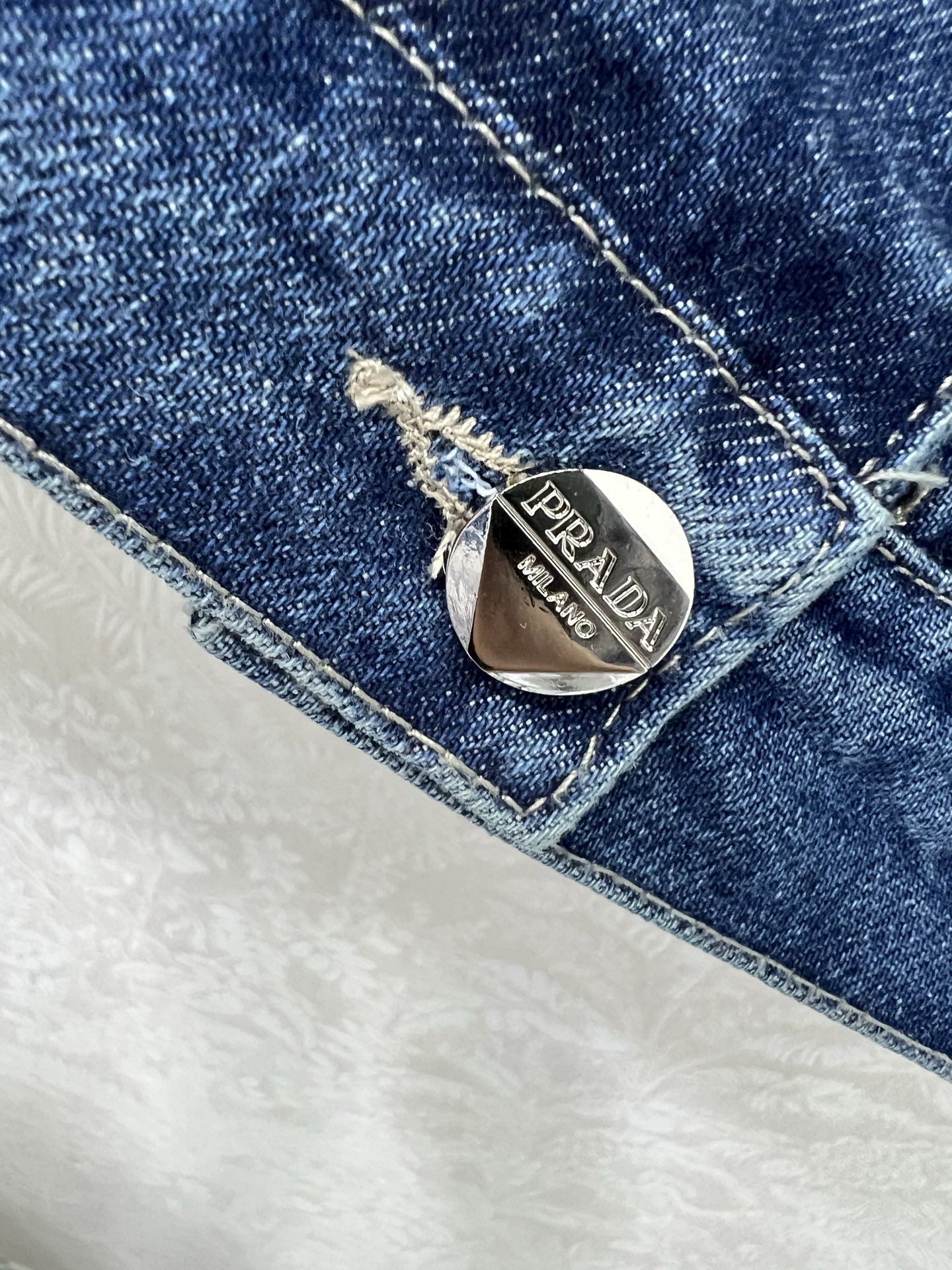 🔥🔥PRAD*25新款复古洗水牛仔马甲外套！立领堆领H版型设计版型时髦又高级！胸前经典三角标装饰 立体剪