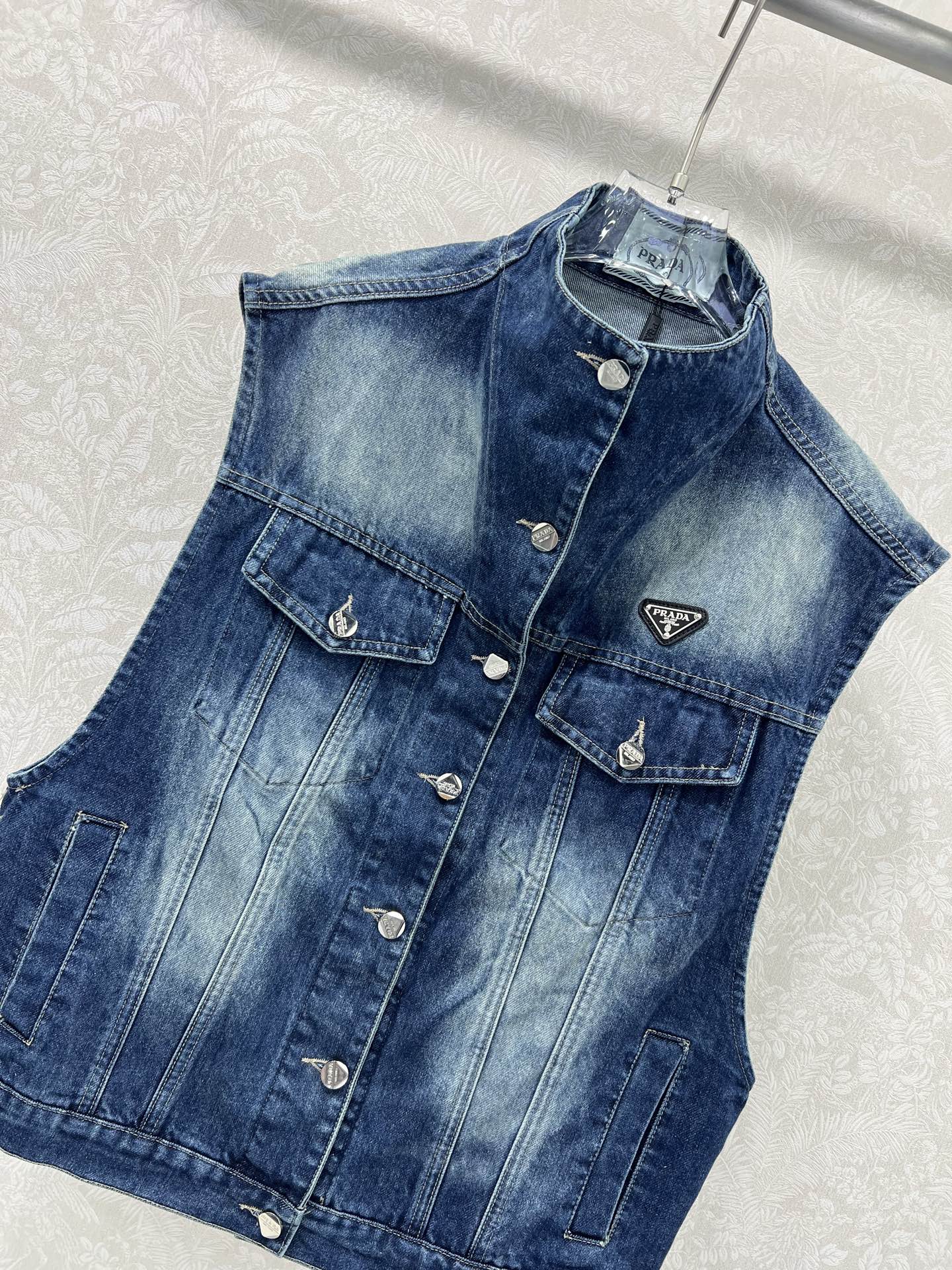 🔥🔥PRAD*25新款复古洗水牛仔马甲外套！立领堆领H版型设计版型时髦又高级！胸前经典三角标装饰 立体剪