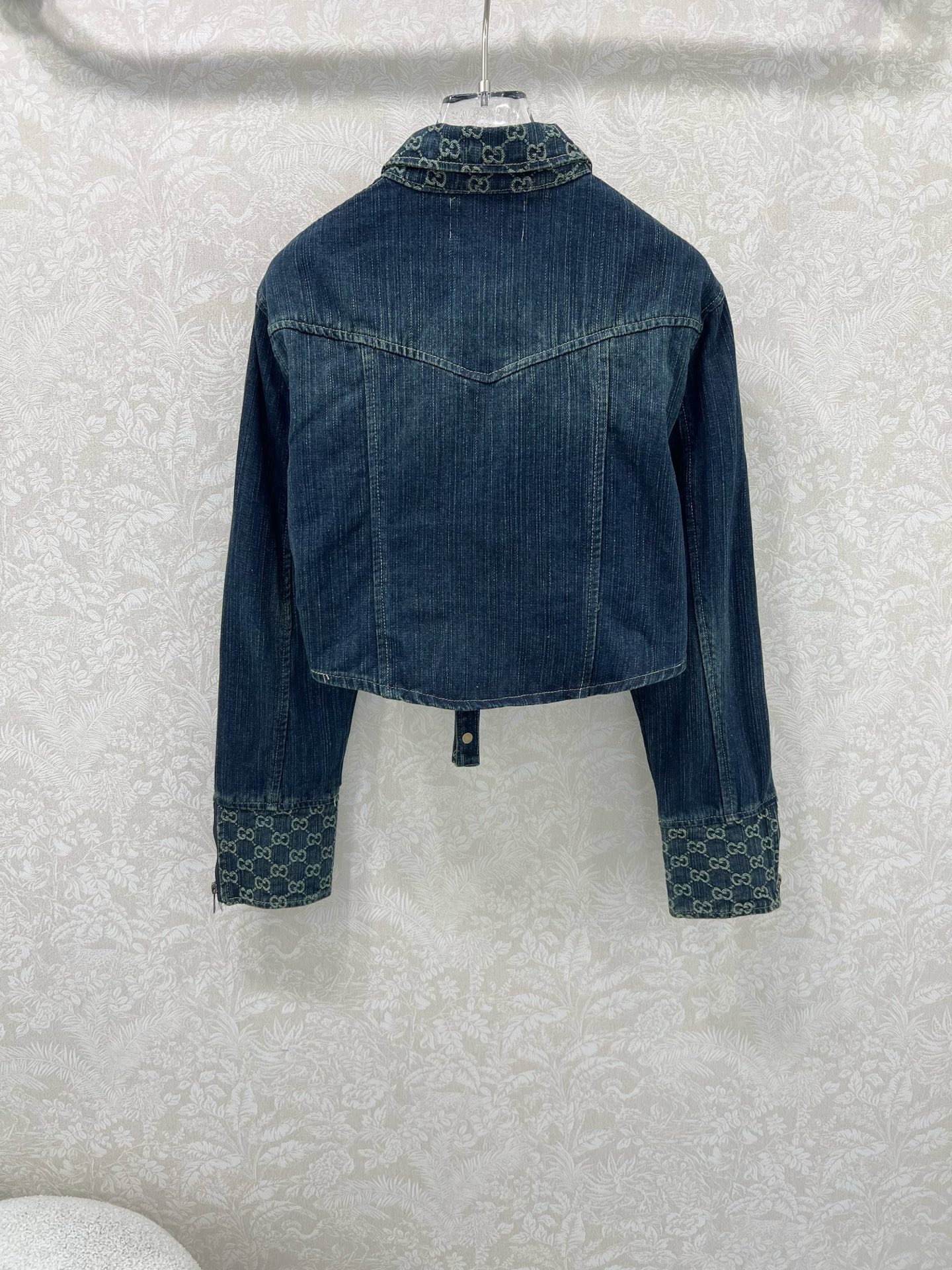  🔥🔥GUCC*25新款复古洗水牛仔外套！经典翻领微收腰版型小短款设计版型时髦又高级！原版开膜定制领口袖