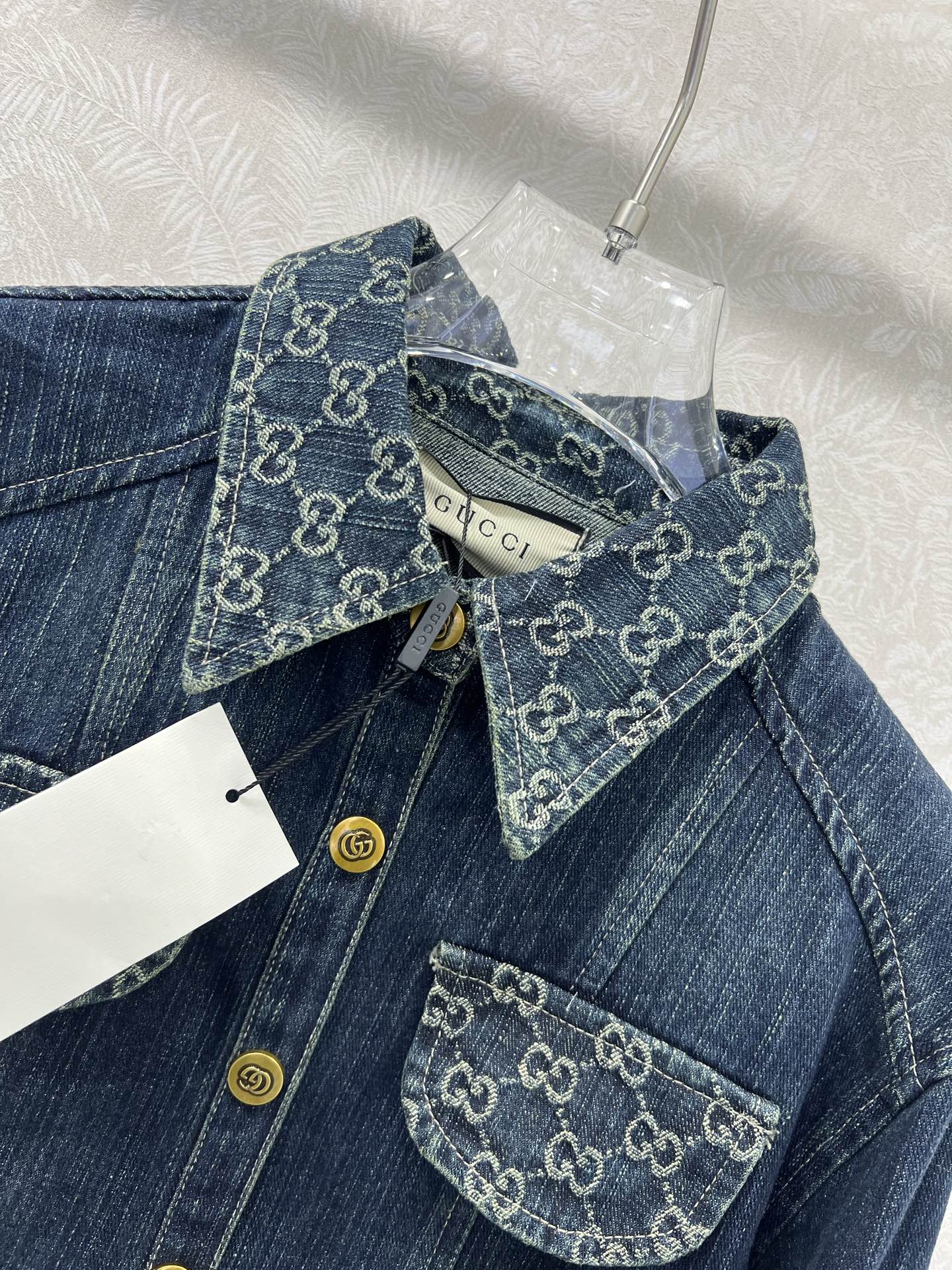  🔥🔥GUCC*25新款复古洗水牛仔外套！经典翻领微收腰版型小短款设计版型时髦又高级！原版开膜定制领口袖