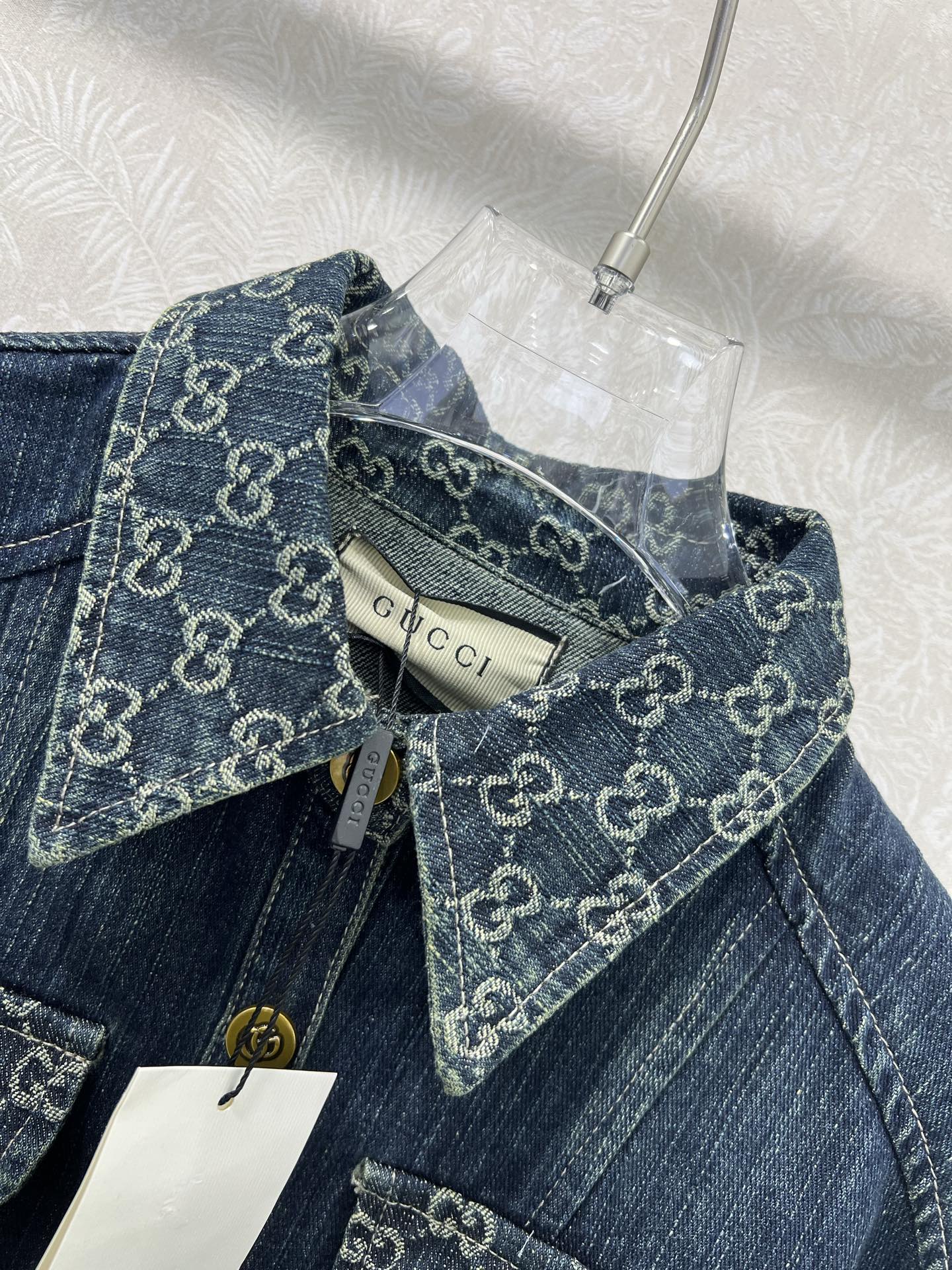  🔥🔥GUCC*25新款复古洗水牛仔外套！经典翻领微收腰版型小短款设计版型时髦又高级！原版开膜定制领口袖