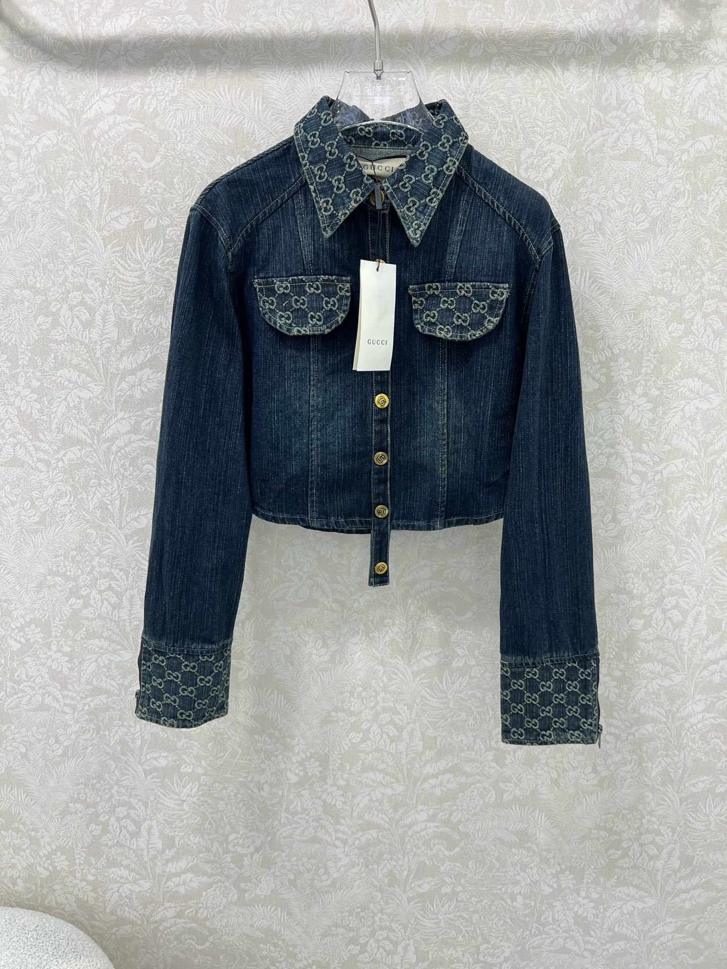  🔥🔥GUCC*25新款复古洗水牛仔外套！经典翻领微收腰版型小短款设计版型时髦又高级！原版开膜定制领口袖