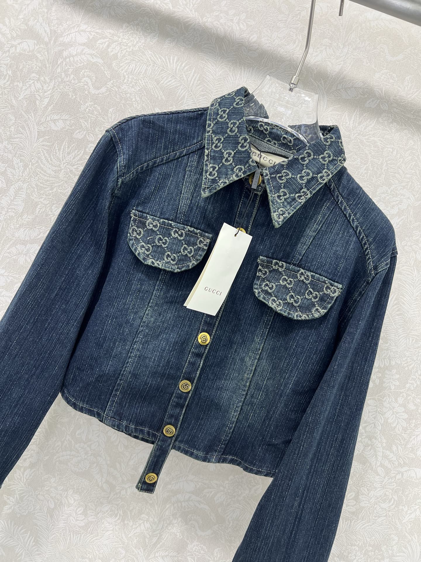  🔥🔥GUCC*25新款复古洗水牛仔外套！经典翻领微收腰版型小短款设计版型时髦又高级！原版开膜定制领口袖