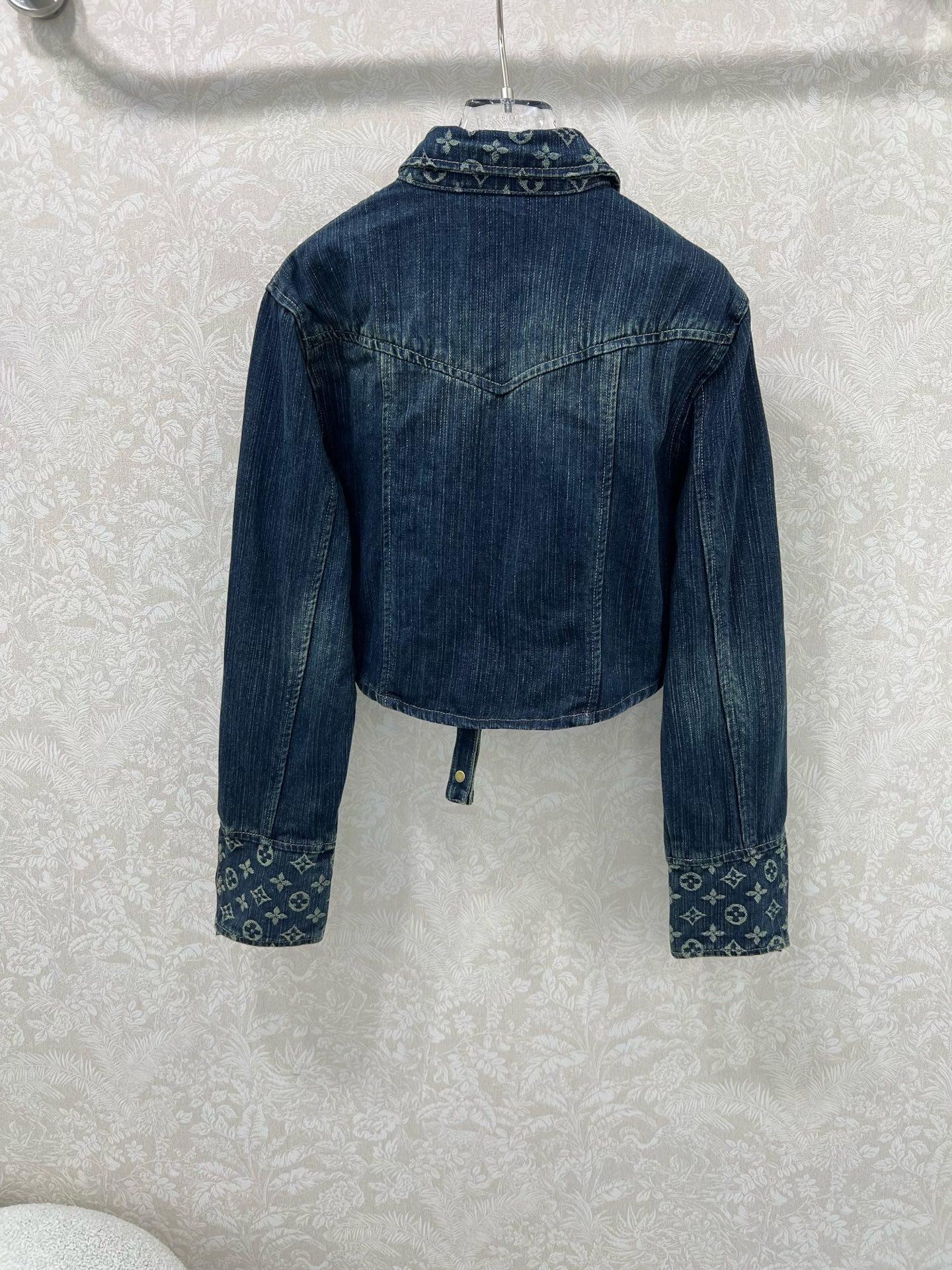 🔥🔥LOUIS VUITT*N25新款复古洗水牛仔外套！经典翻领微收腰版型小短款设计版型时髦又高级！原版