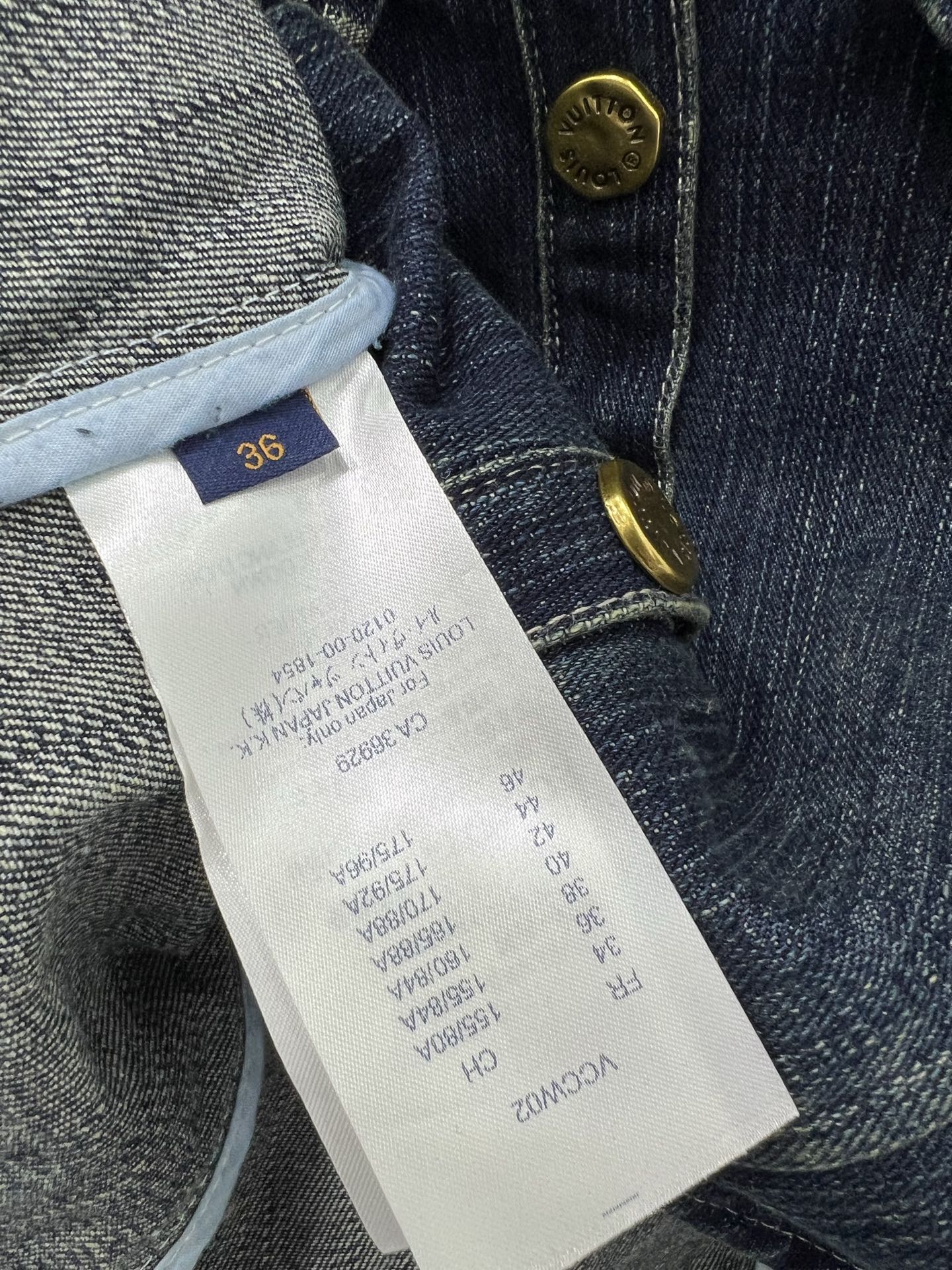 🔥🔥LOUIS VUITT*N25新款复古洗水牛仔外套！经典翻领微收腰版型小短款设计版型时髦又高级！原版