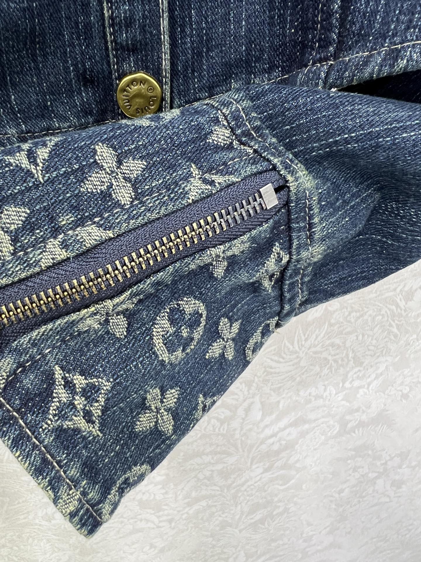 🔥🔥LOUIS VUITT*N25新款复古洗水牛仔外套！经典翻领微收腰版型小短款设计版型时髦又高级！原版