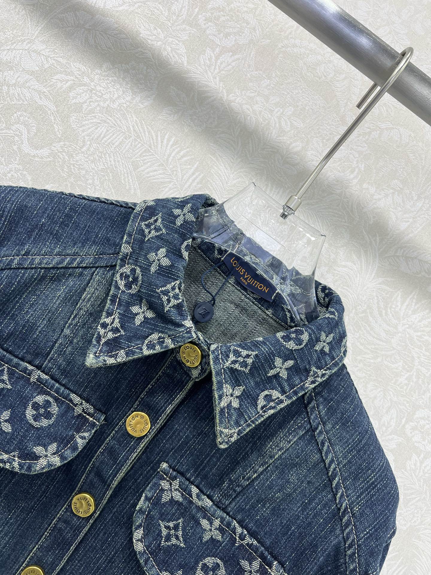 🔥🔥LOUIS VUITT*N25新款复古洗水牛仔外套！经典翻领微收腰版型小短款设计版型时髦又高级！原版