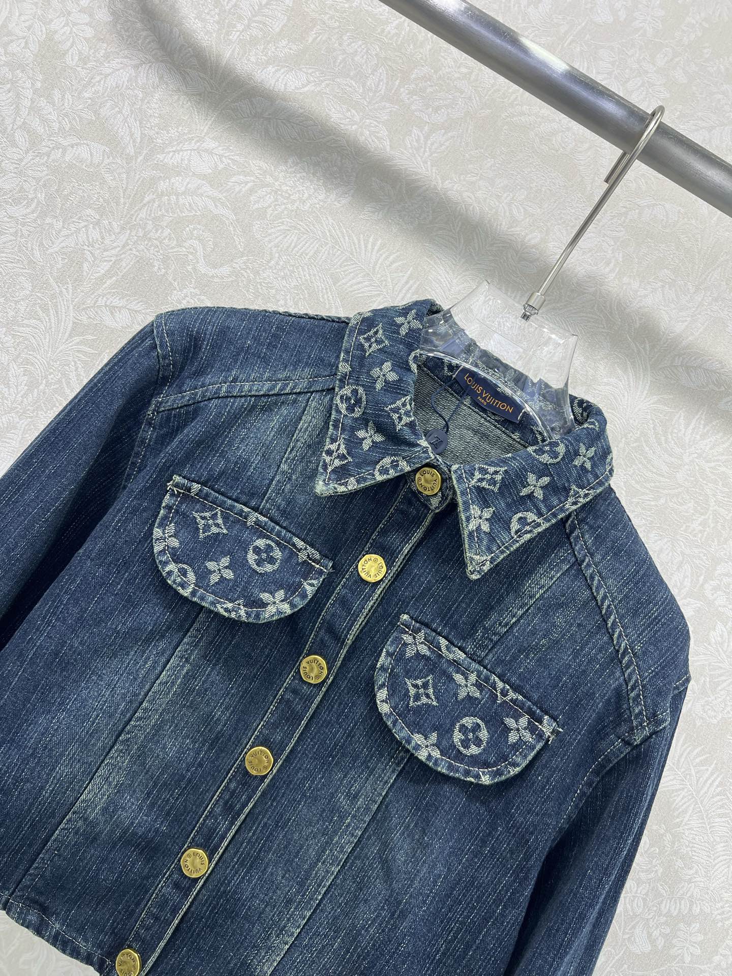 🔥🔥LOUIS VUITT*N25新款复古洗水牛仔外套！经典翻领微收腰版型小短款设计版型时髦又高级！原版