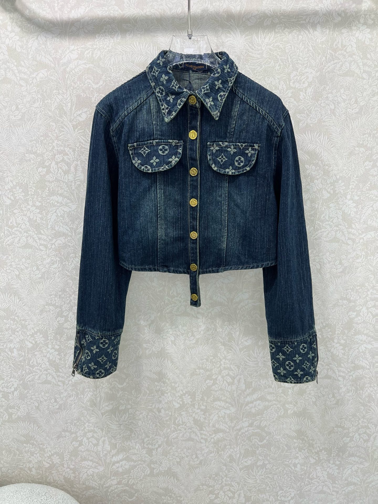 🔥🔥LOUIS VUITT*N25新款复古洗水牛仔外套！经典翻领微收腰版型小短款设计版型时髦又高级！原版