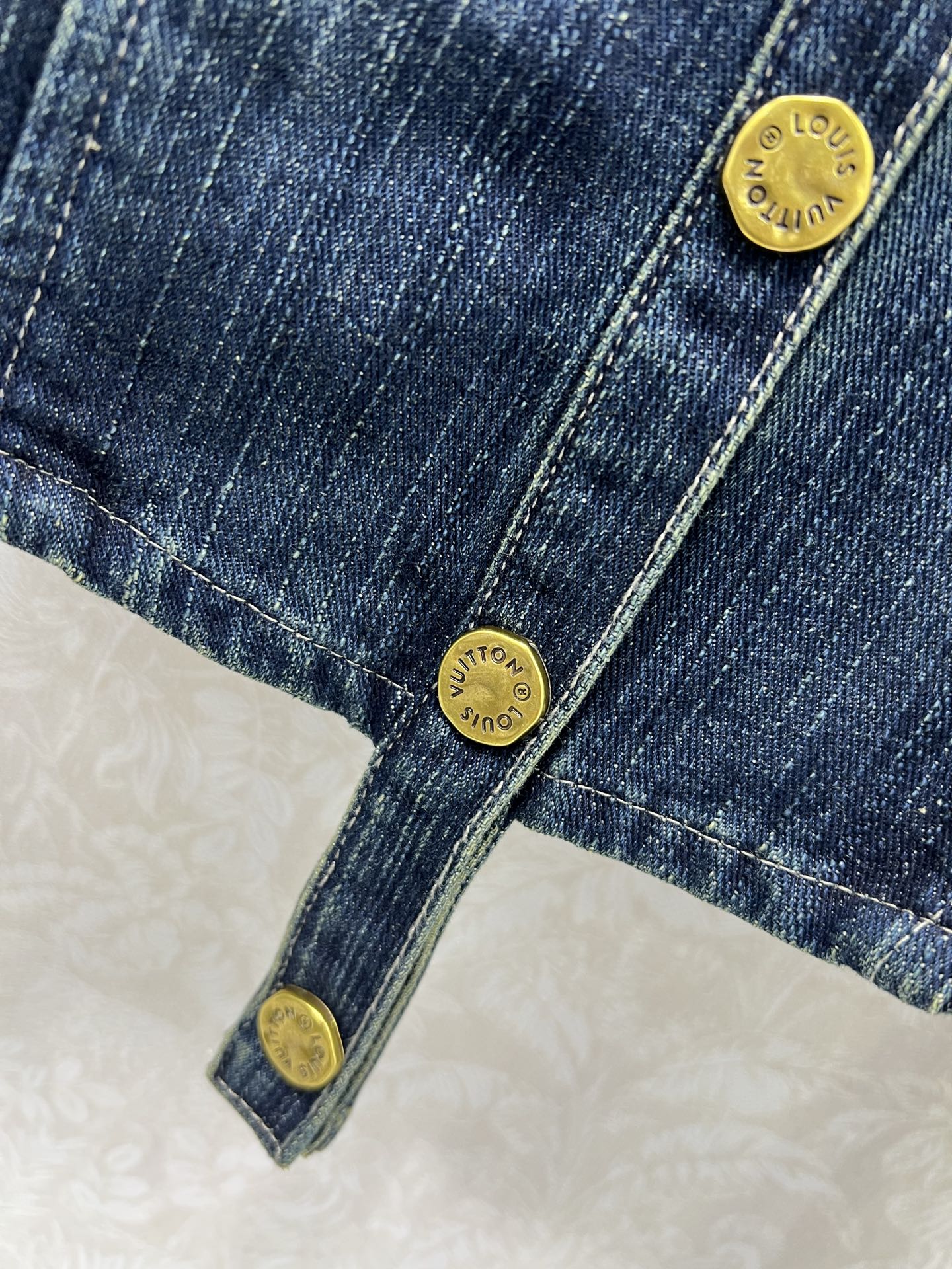 🔥🔥LOUIS VUITT*N25新款复古洗水牛仔外套！经典翻领微收腰版型小短款设计版型时髦又高级！原版