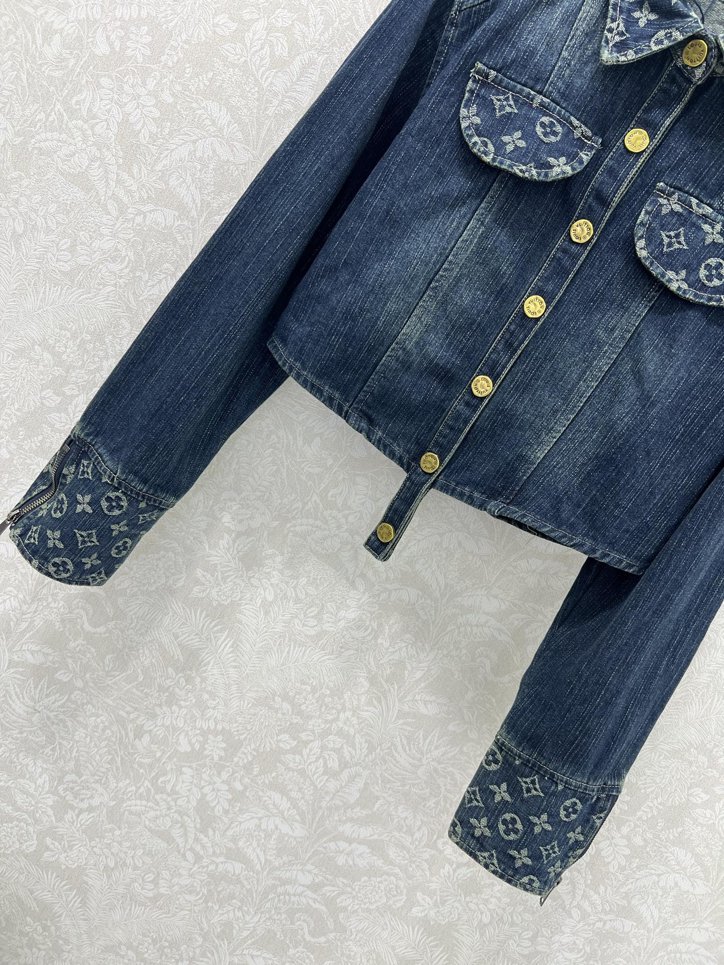 🔥🔥LOUIS VUITT*N25新款复古洗水牛仔外套！经典翻领微收腰版型小短款设计版型时髦又高级！原版