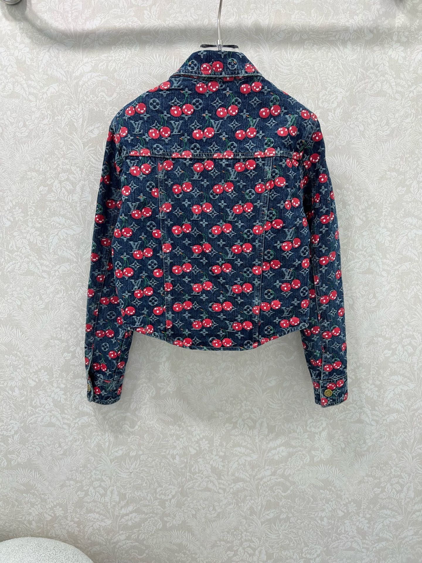 🔥🔥LOUIS VUITT*N25新款樱桃🍒老花提花复古洗水牛仔外套！经典翻领H版型小短款设计版型时髦又