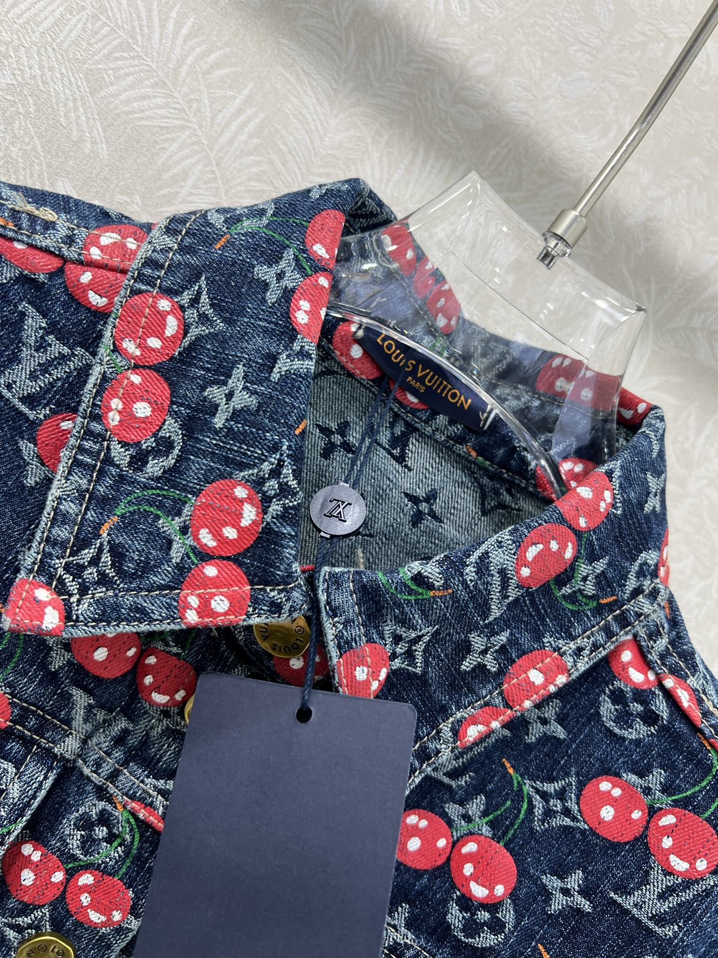 🔥🔥LOUIS VUITT*N25新款樱桃🍒老花提花复古洗水牛仔外套！经典翻领H版型小短款设计版型时髦又