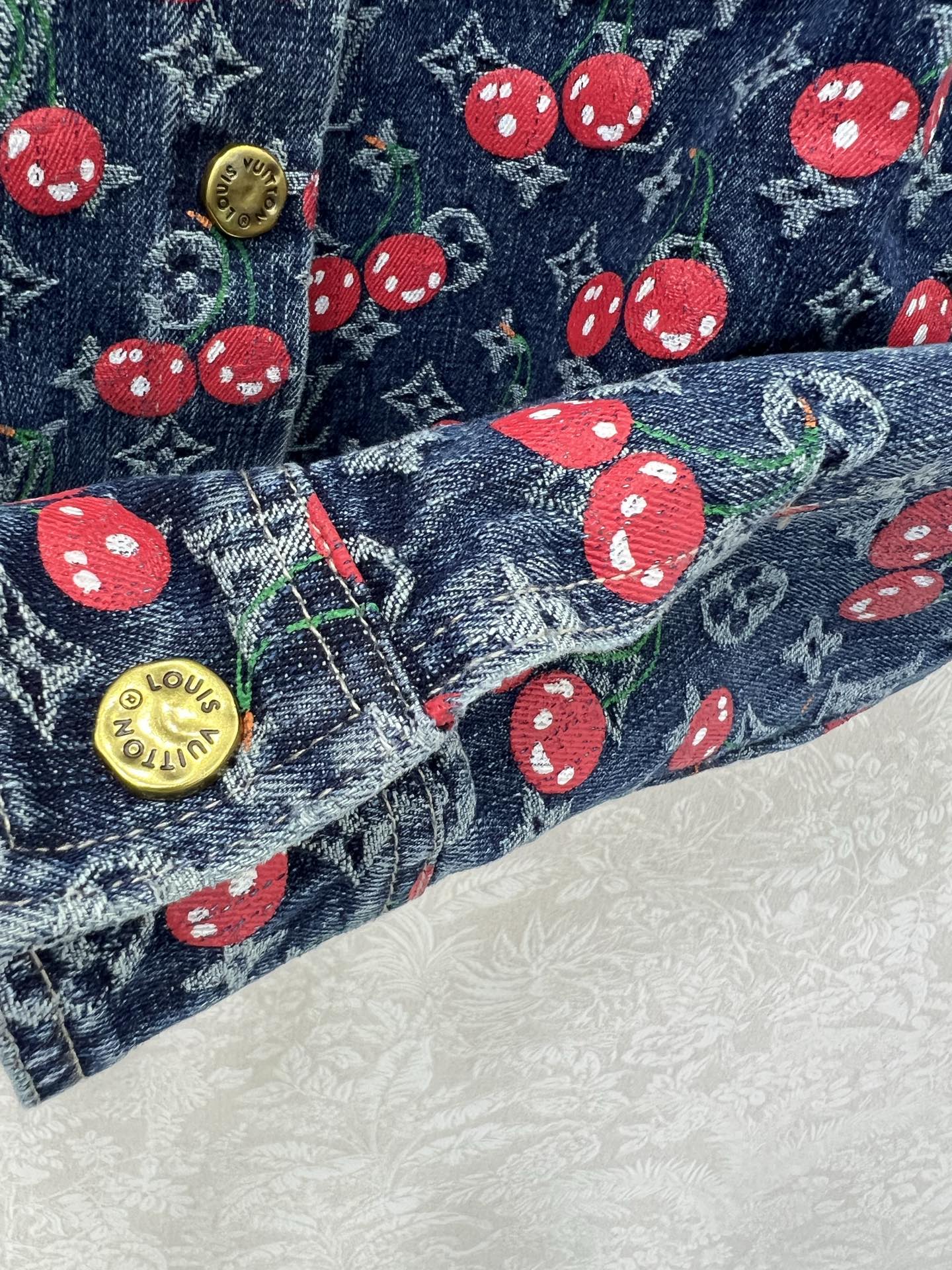 🔥🔥LOUIS VUITT*N25新款樱桃🍒老花提花复古洗水牛仔外套！经典翻领H版型小短款设计版型时髦又