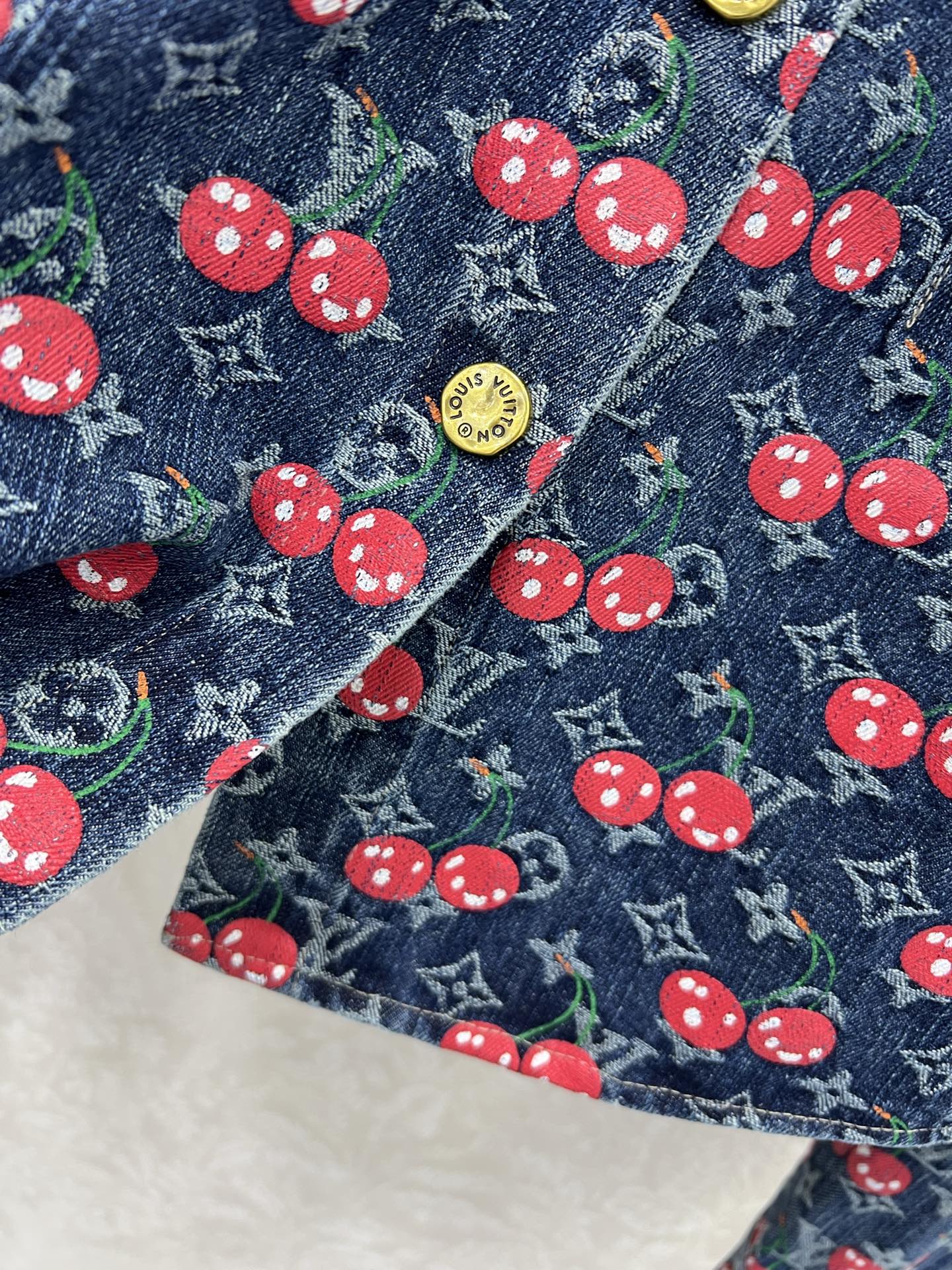 🔥🔥LOUIS VUITT*N25新款樱桃🍒老花提花复古洗水牛仔外套！经典翻领H版型小短款设计版型时髦又