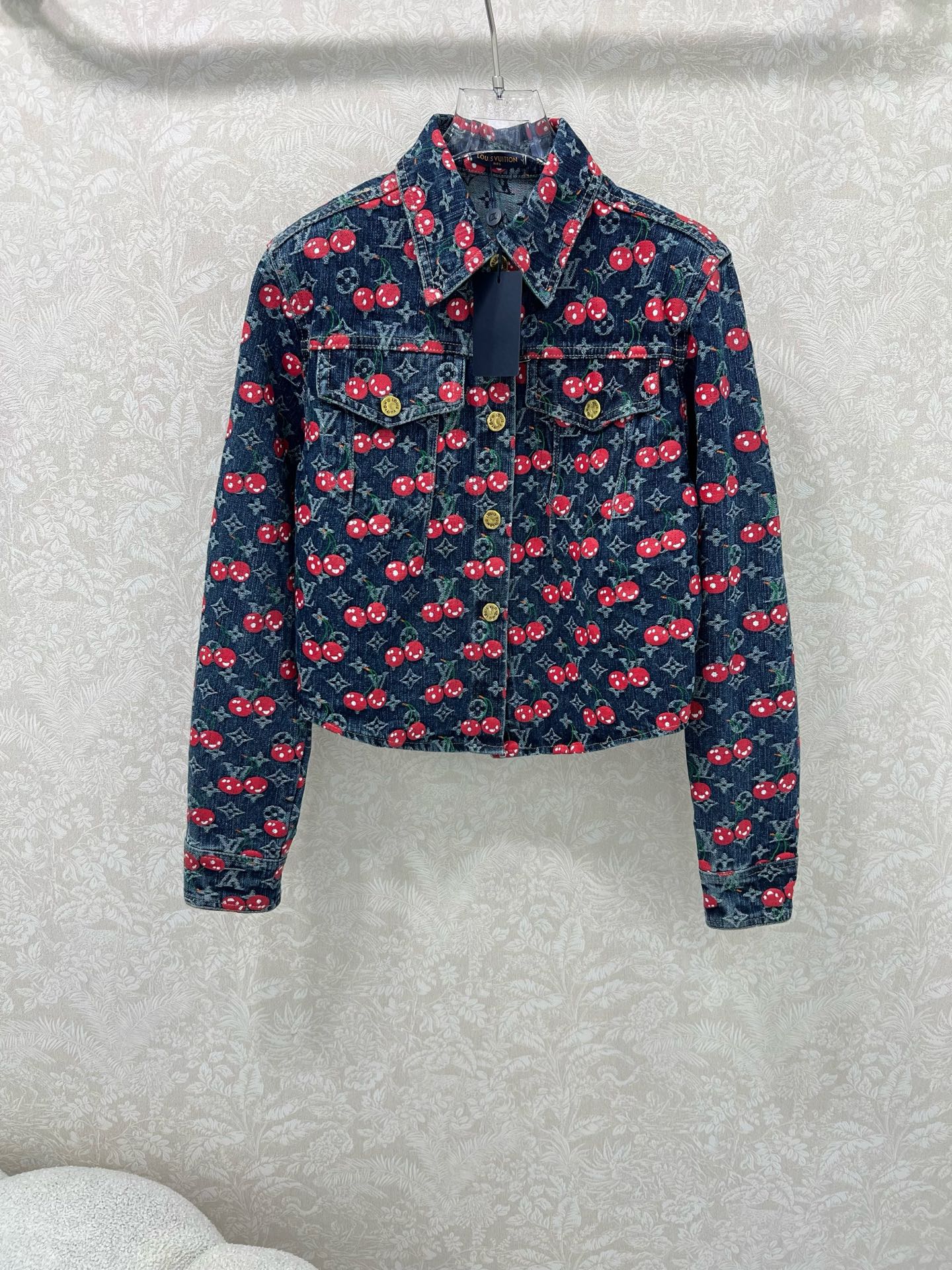 🔥🔥LOUIS VUITT*N25新款樱桃🍒老花提花复古洗水牛仔外套！经典翻领H版型小短款设计版型时髦又