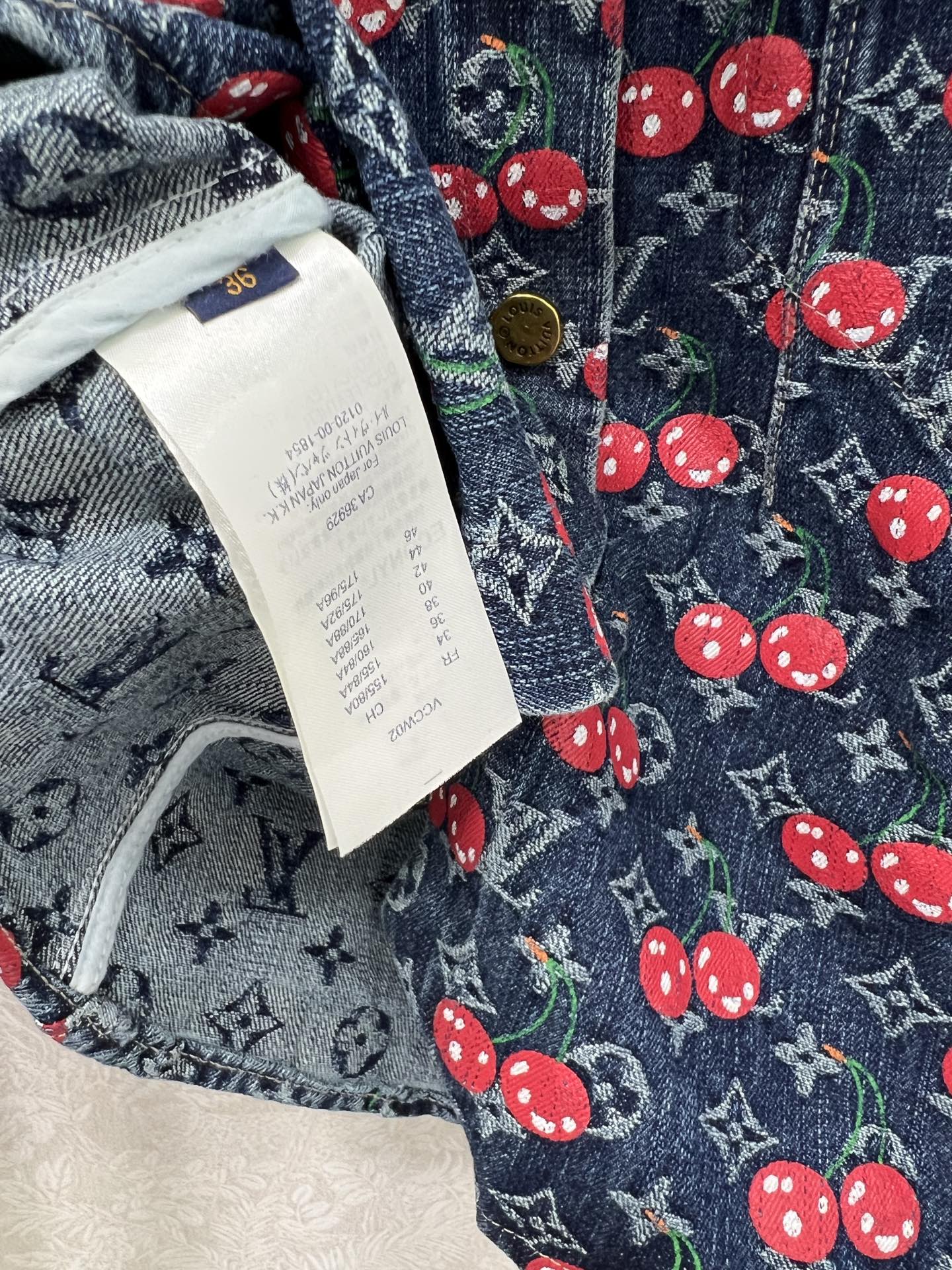 🔥🔥LOUIS VUITT*N25新款樱桃🍒老花提花复古洗水牛仔外套！经典翻领H版型小短款设计版型时髦又