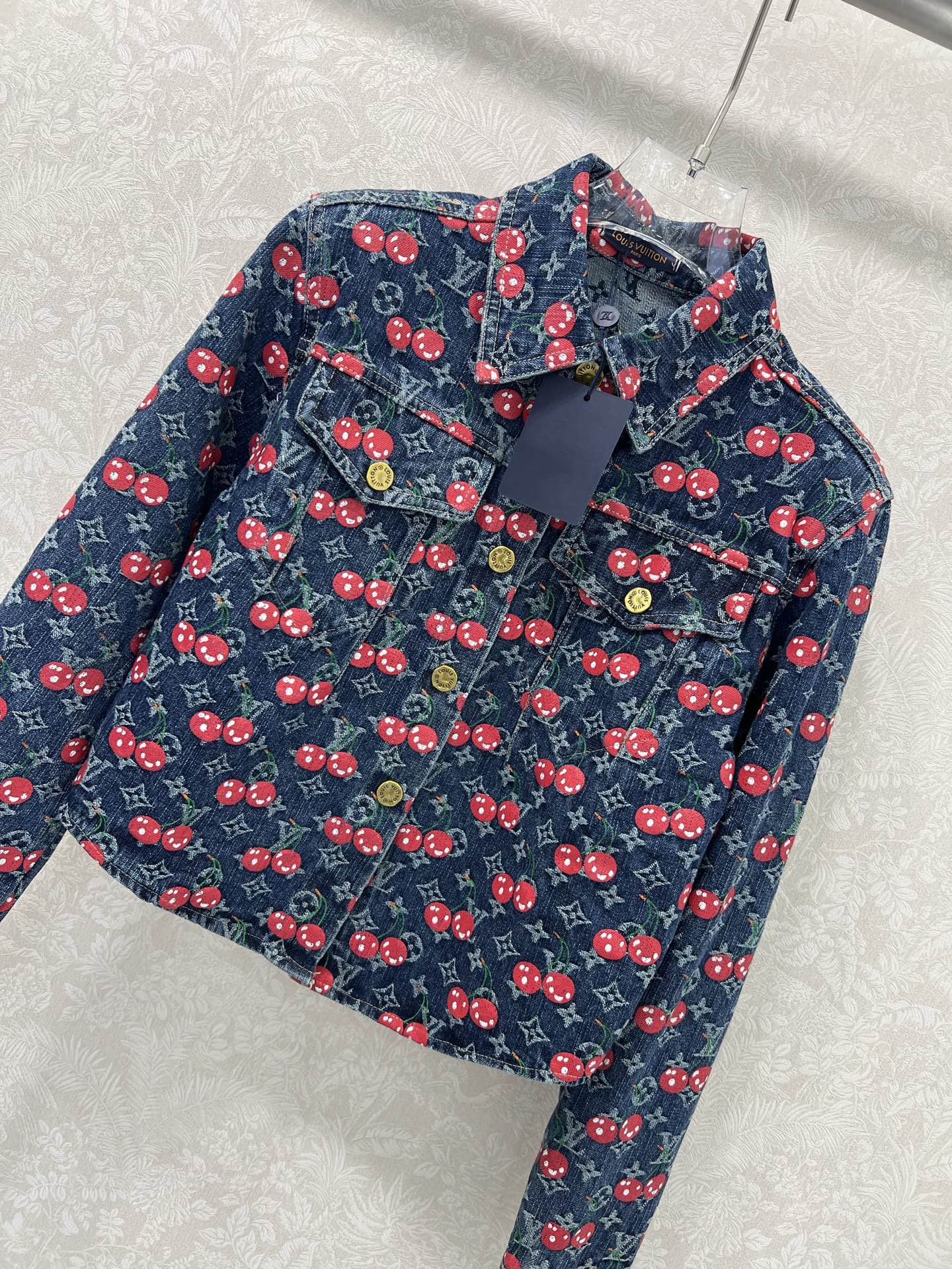 🔥🔥LOUIS VUITT*N25新款樱桃🍒老花提花复古洗水牛仔外套！经典翻领H版型小短款设计版型时髦又