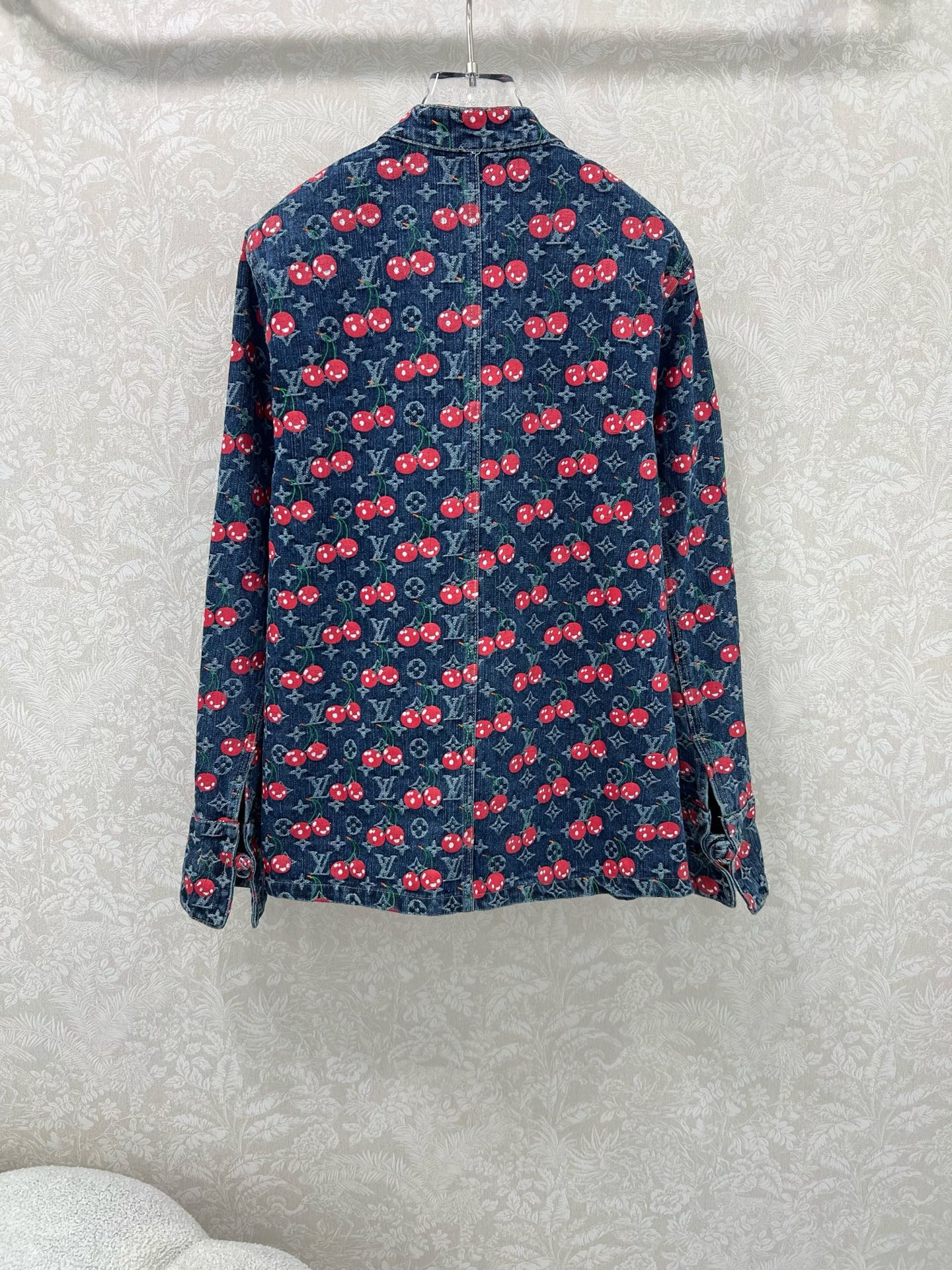 🔥🔥LOUIS VUITT*N25新款樱桃🍒老花提花中式风格盘扣复古洗水牛仔外套！小立领H版型设计版型时