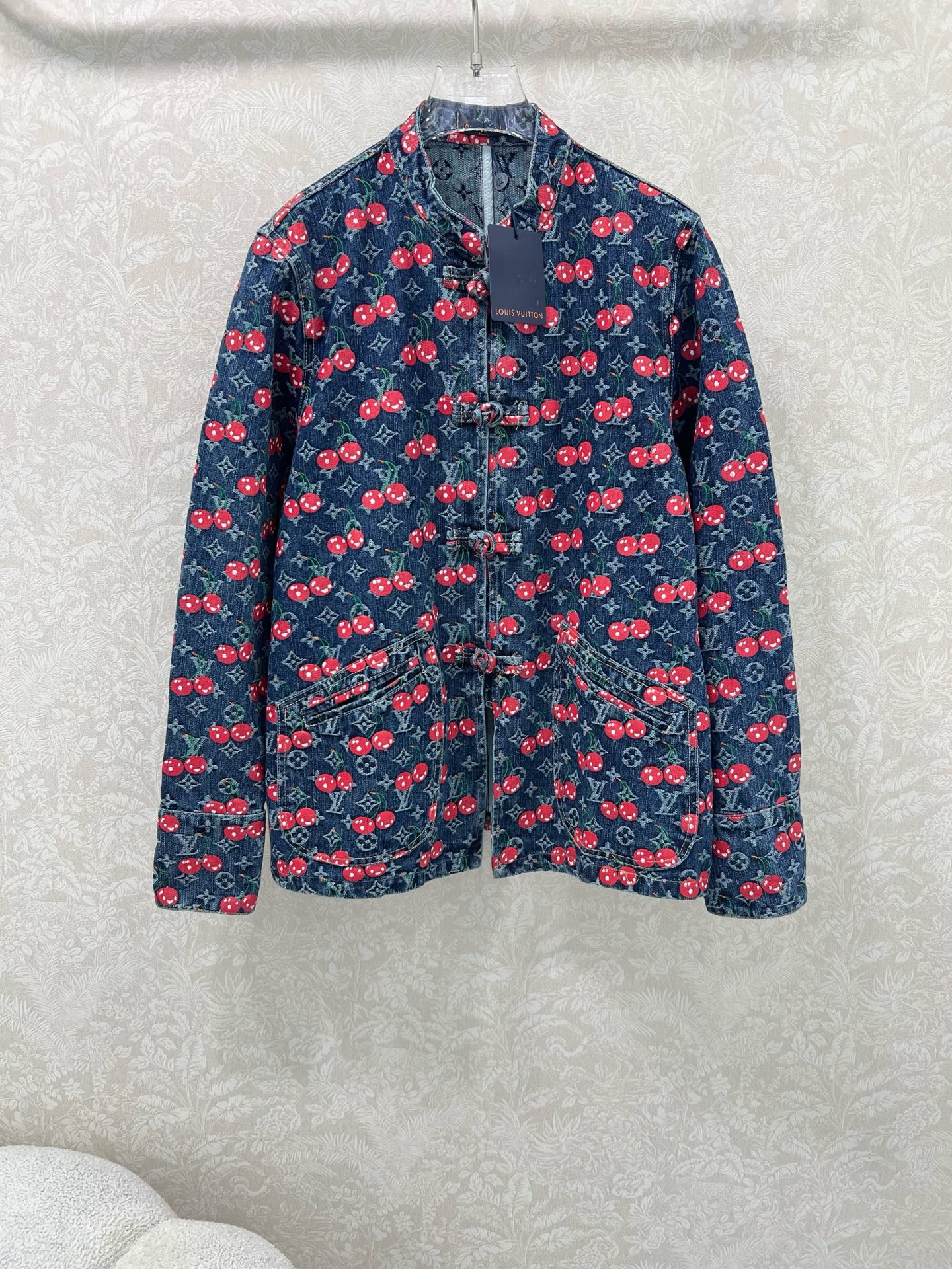 🔥🔥LOUIS VUITT*N25新款樱桃🍒老花提花中式风格盘扣复古洗水牛仔外套！小立领H版型设计版型时