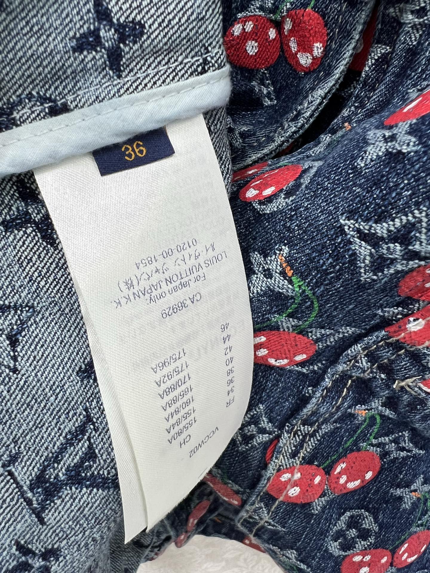 🔥🔥LOUIS VUITT*N25新款樱桃🍒老花提花中式风格盘扣复古洗水牛仔外套！小立领H版型设计版型时