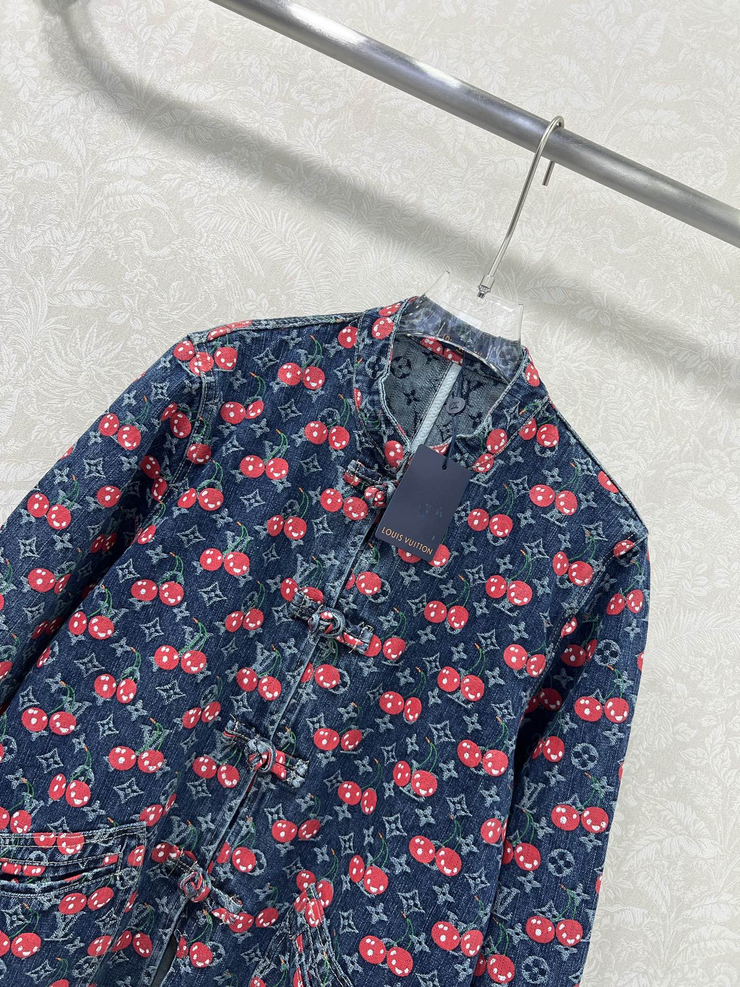 🔥🔥LOUIS VUITT*N25新款樱桃🍒老花提花中式风格盘扣复古洗水牛仔外套！小立领H版型设计版型时