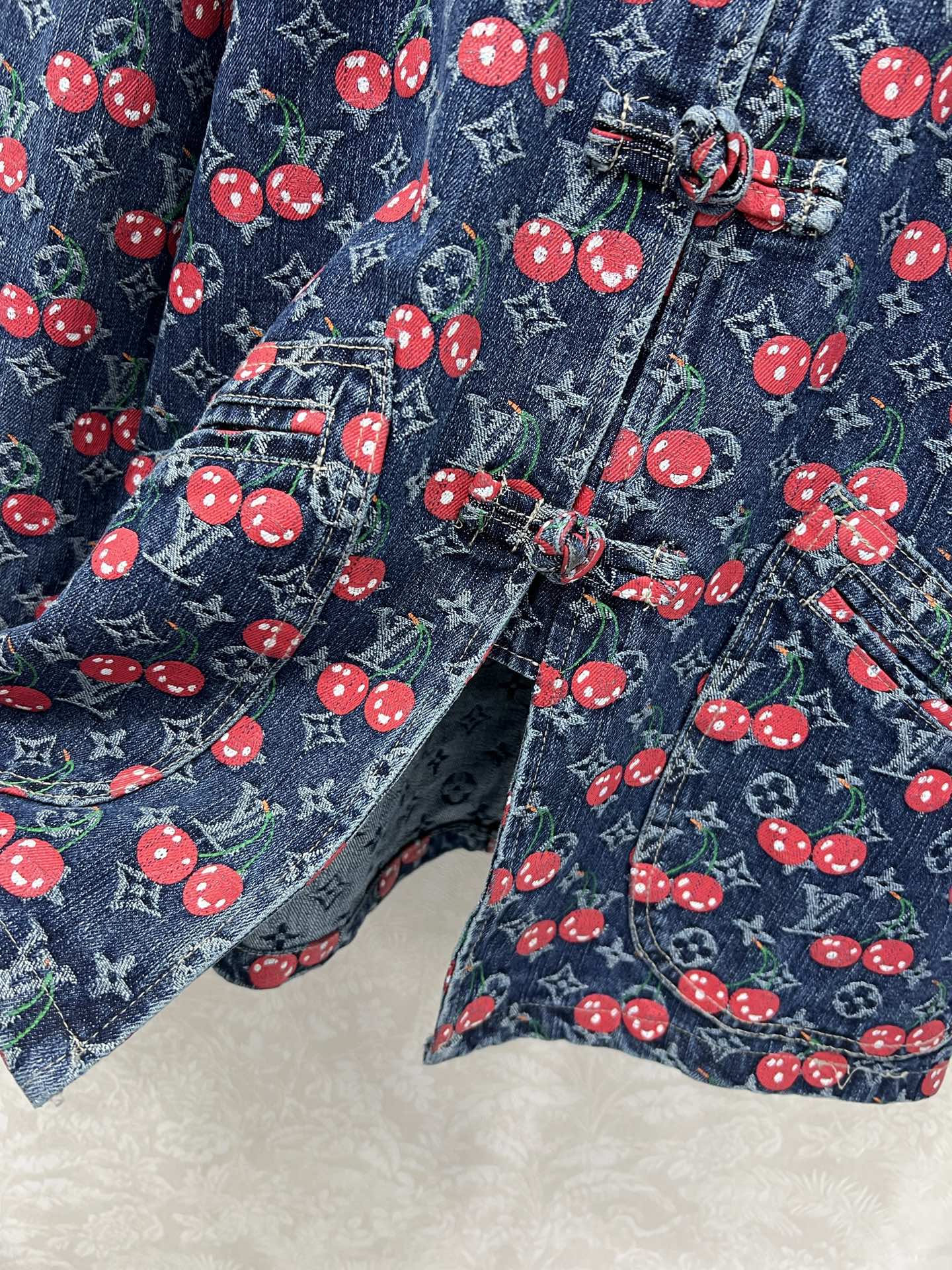 🔥🔥LOUIS VUITT*N25新款樱桃🍒老花提花中式风格盘扣复古洗水牛仔外套！小立领H版型设计版型时