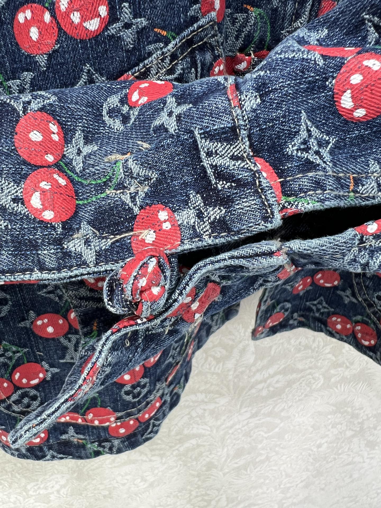 🔥🔥LOUIS VUITT*N25新款樱桃🍒老花提花中式风格盘扣复古洗水牛仔外套！小立领H版型设计版型时