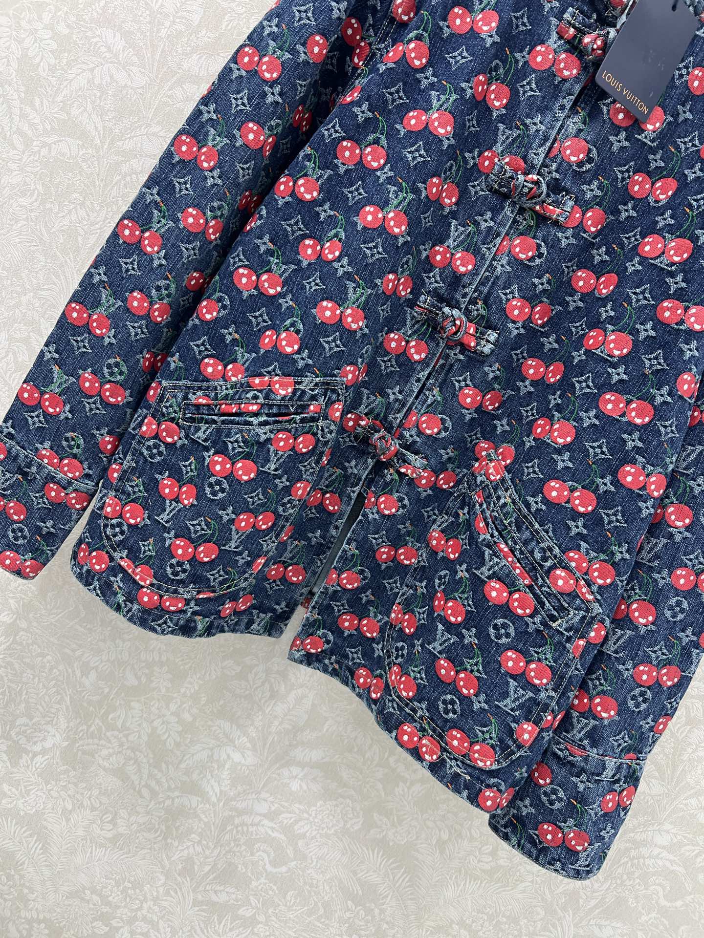 🔥🔥LOUIS VUITT*N25新款樱桃🍒老花提花中式风格盘扣复古洗水牛仔外套！小立领H版型设计版型时