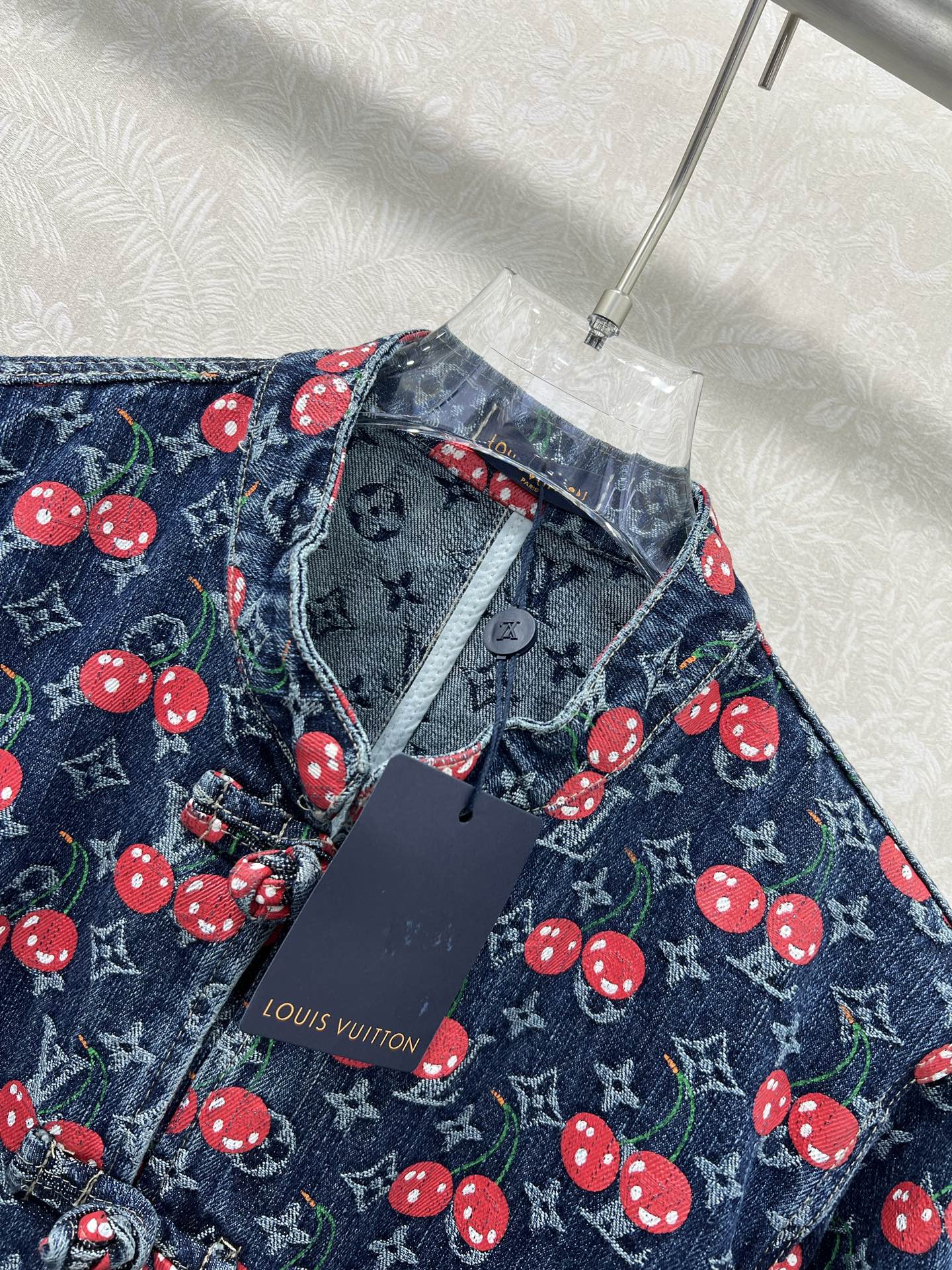 🔥🔥LOUIS VUITT*N25新款樱桃🍒老花提花中式风格盘扣复古洗水牛仔外套！小立领H版型设计版型时