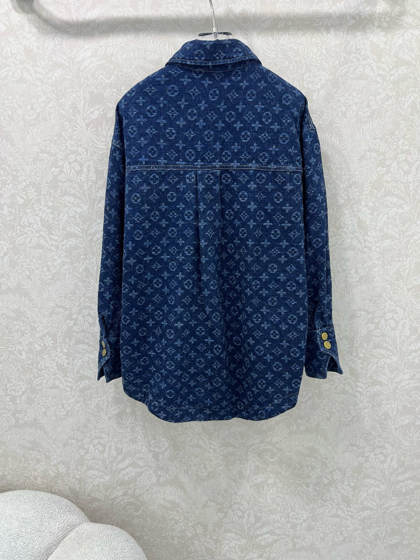 🔥🔥LOUIS VUITT*N25新款老花提花复古洗水牛仔衬衬衣外套！经典翻领H版型宽松设计版型时髦又高