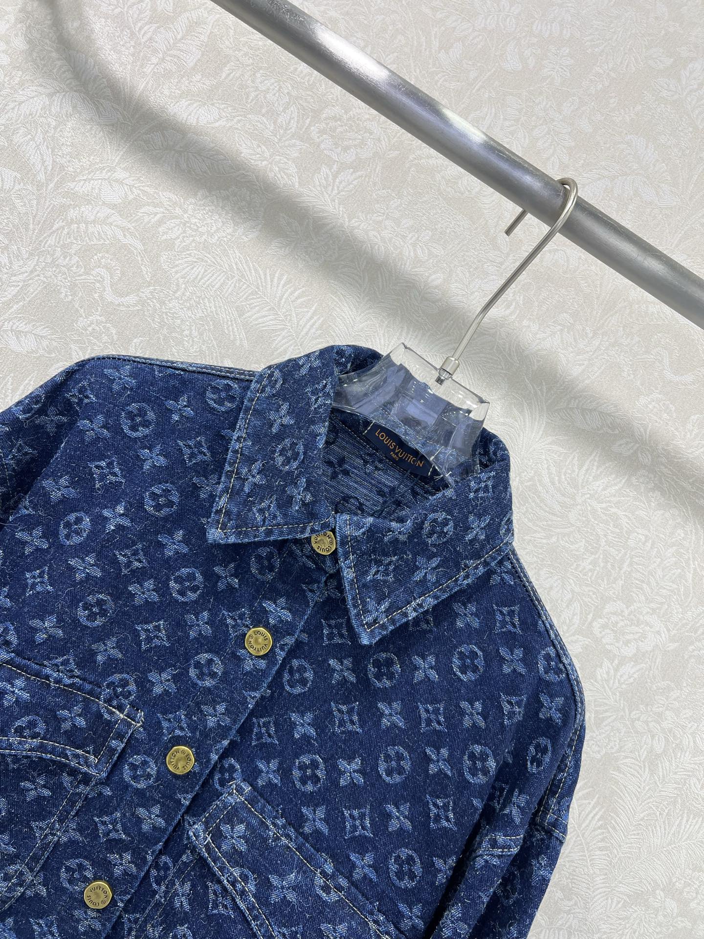 🔥🔥LOUIS VUITT*N25新款老花提花复古洗水牛仔衬衬衣外套！经典翻领H版型宽松设计版型时髦又高