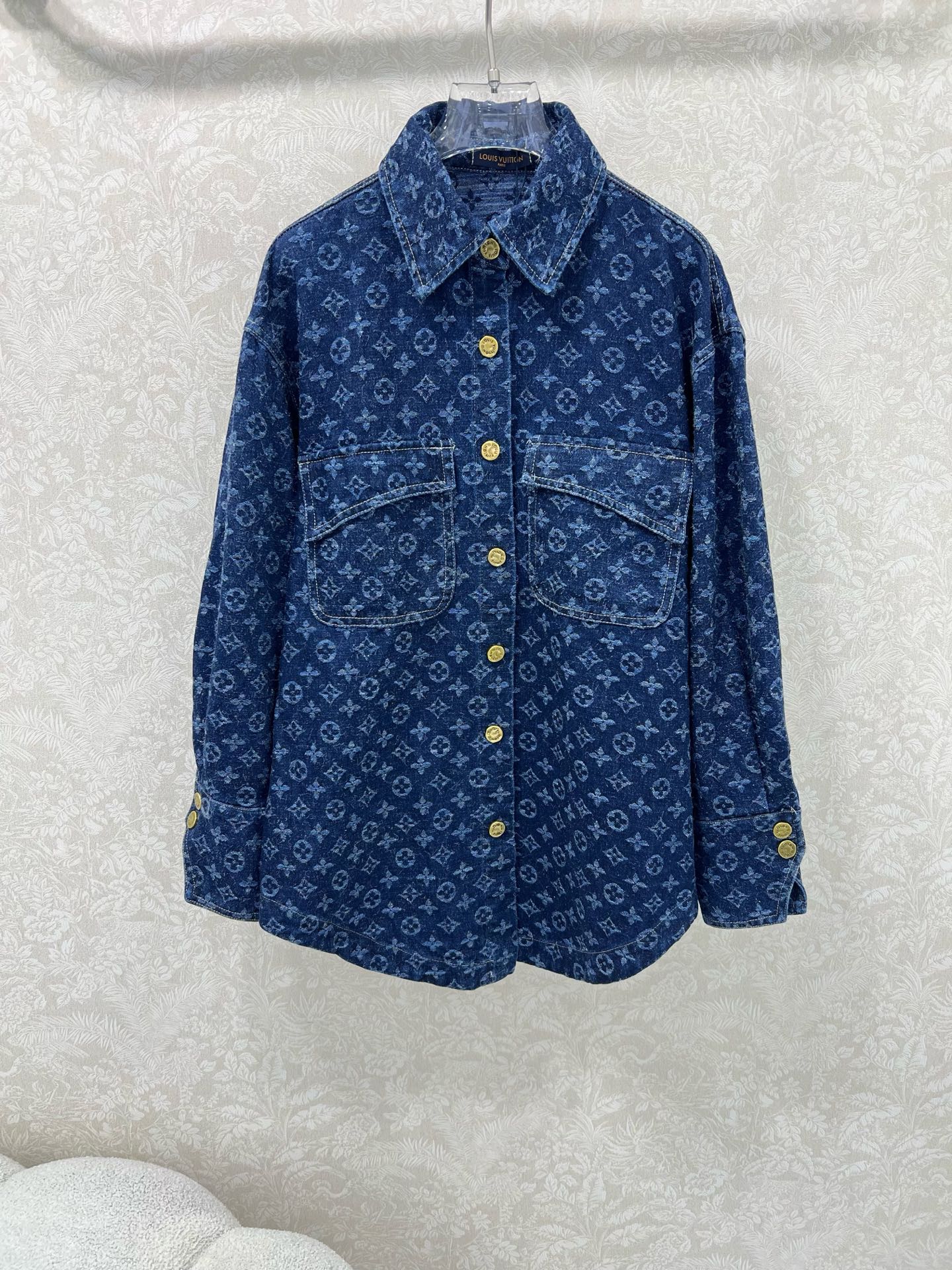 🔥🔥LOUIS VUITT*N25新款老花提花复古洗水牛仔衬衬衣外套！经典翻领H版型宽松设计版型时髦又高