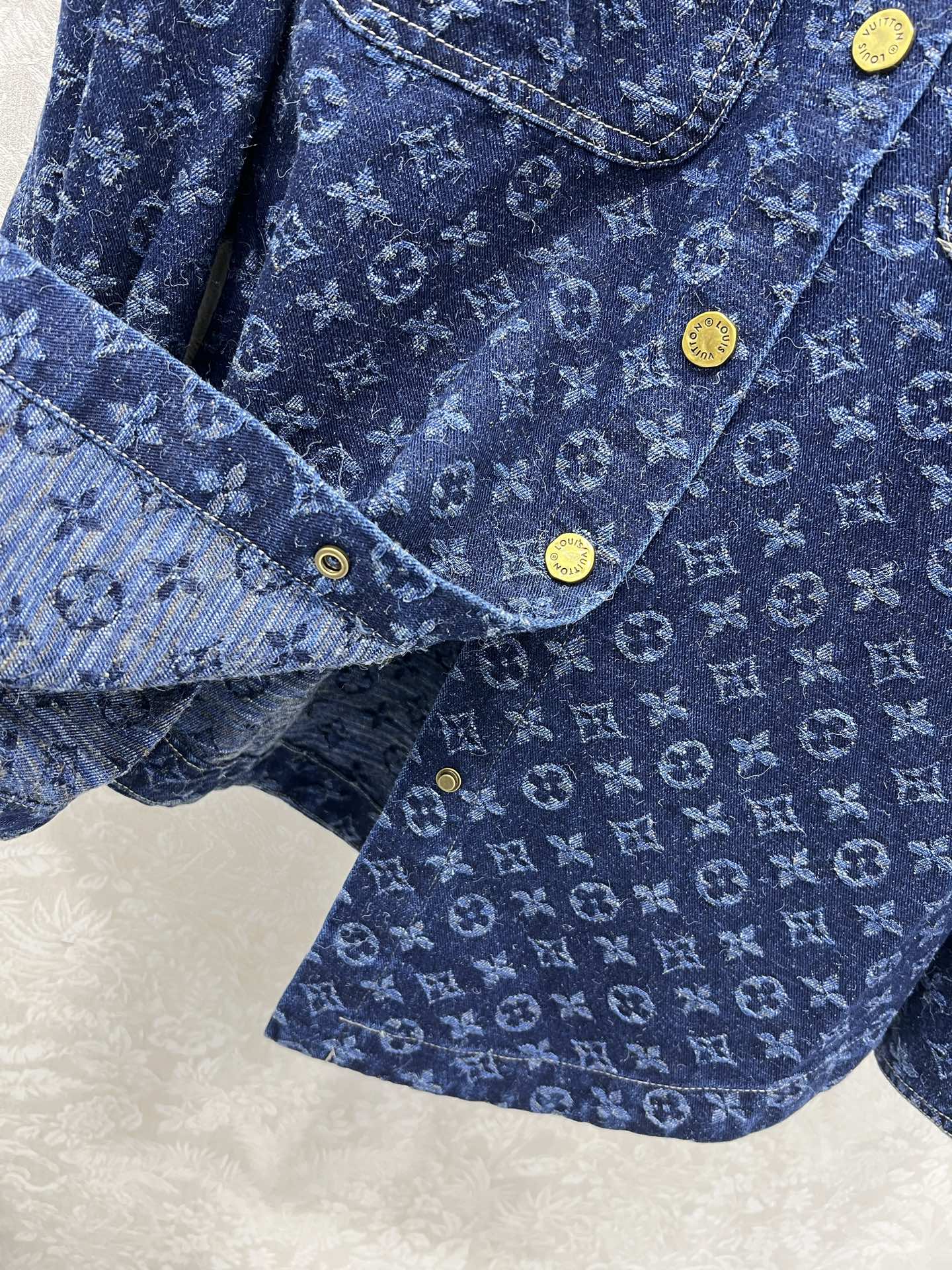 🔥🔥LOUIS VUITT*N25新款老花提花复古洗水牛仔衬衬衣外套！经典翻领H版型宽松设计版型时髦又高