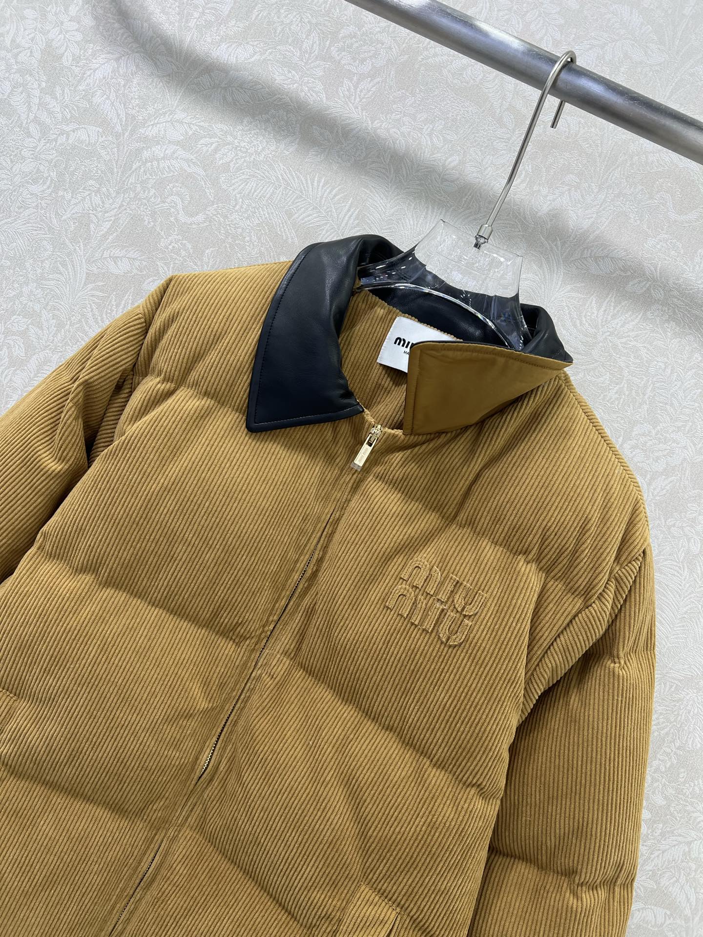 🔥🔥MIUMI*25新款灯芯绒皮领面包羽绒服 90白鹅绒 胸前经典字母贴标 原版定制记忆丝质感超赞 美拉