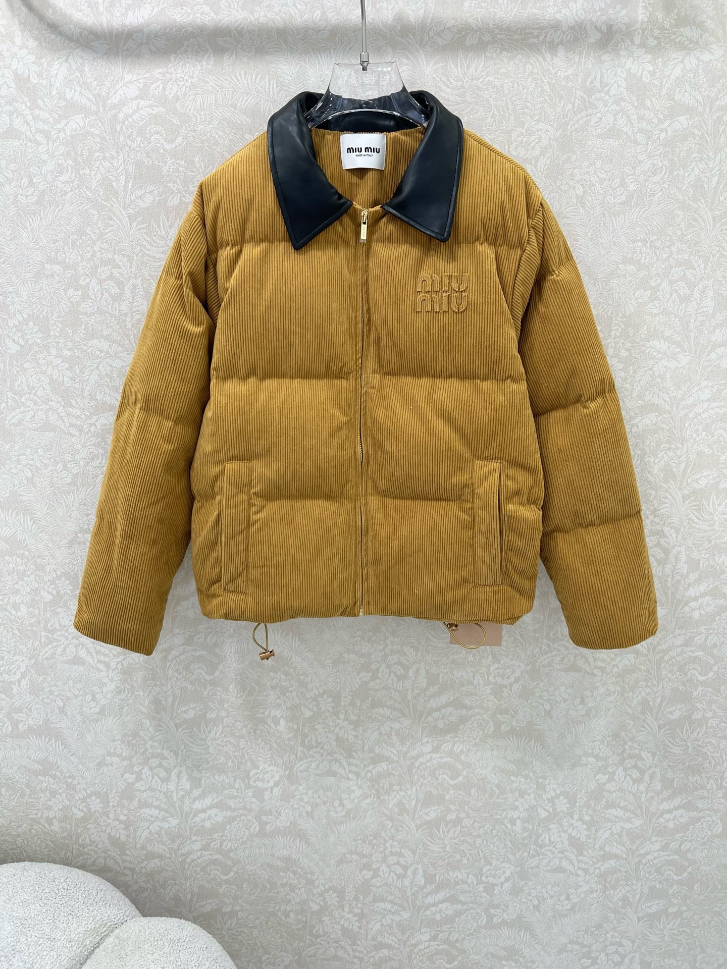 🔥🔥MIUMI*25新款灯芯绒皮领面包羽绒服 90白鹅绒 胸前经典字母贴标 原版定制记忆丝质感超赞 美拉