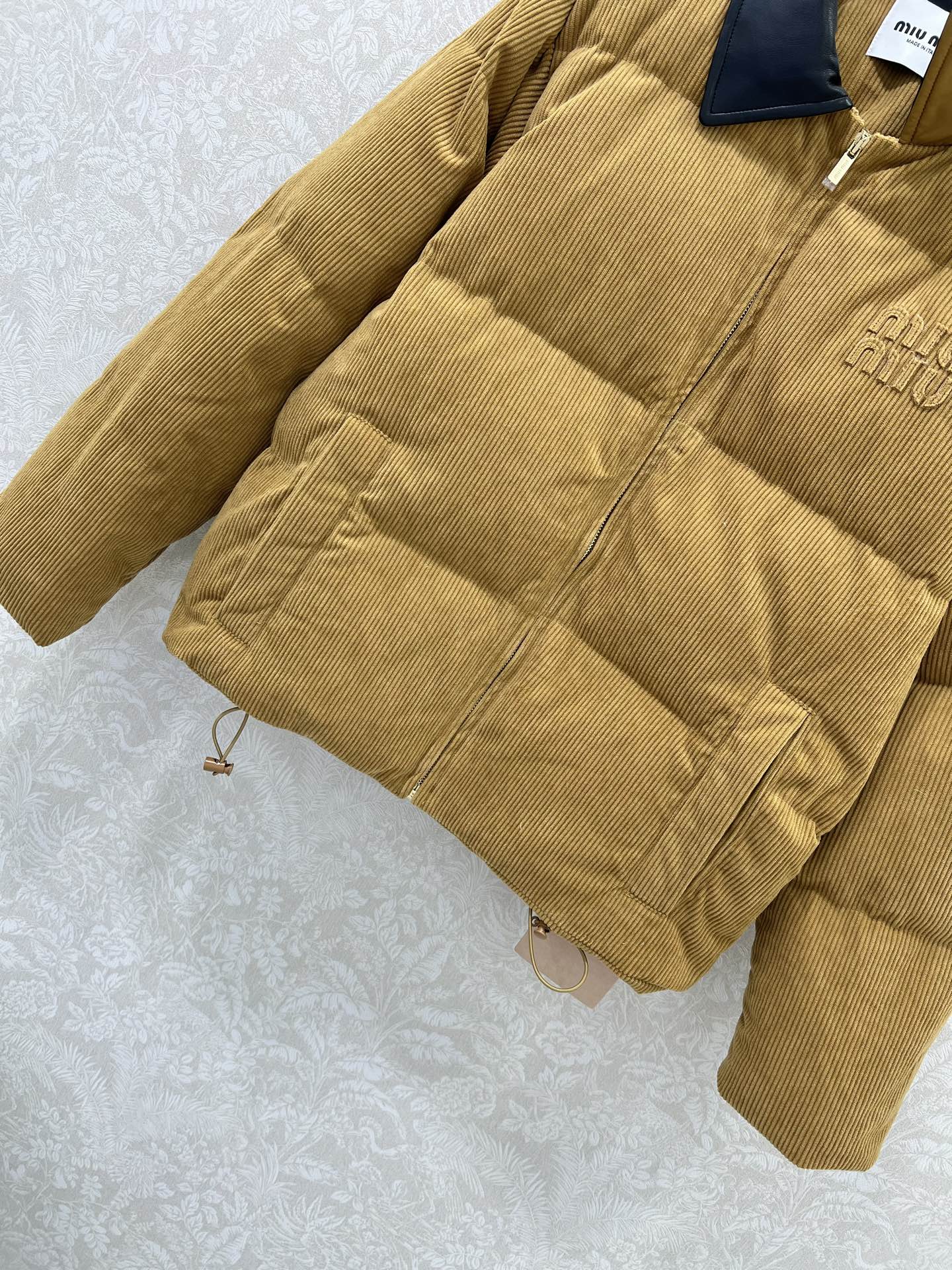 🔥🔥MIUMI*25新款灯芯绒皮领面包羽绒服 90白鹅绒 胸前经典字母贴标 原版定制记忆丝质感超赞 美拉