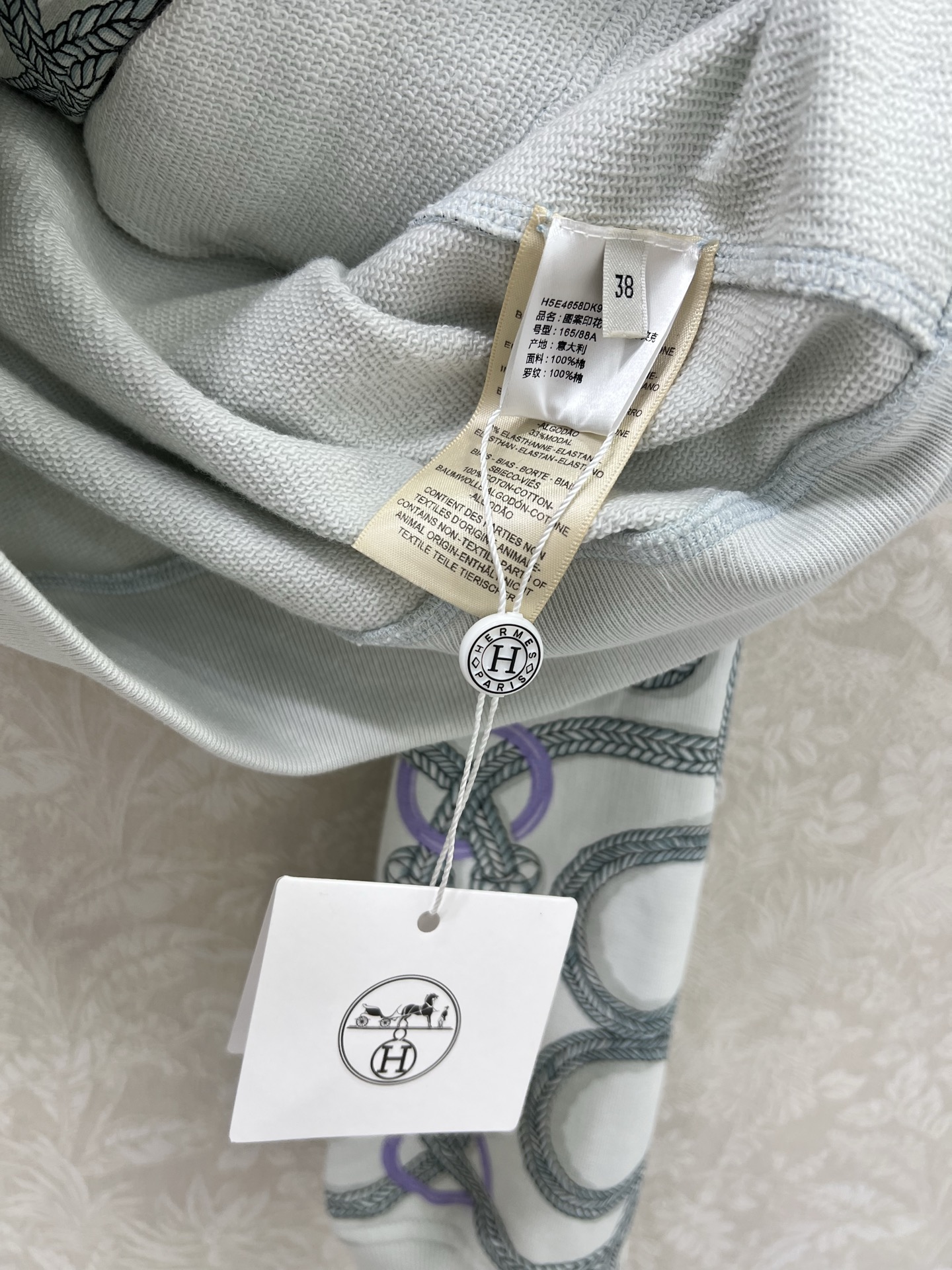 新出颜色 🔥🔥Herme*25秋冬新款印花立领夹克外套 流畅的线条结构 拿捏得恰如其分 双侧口袋设计 定