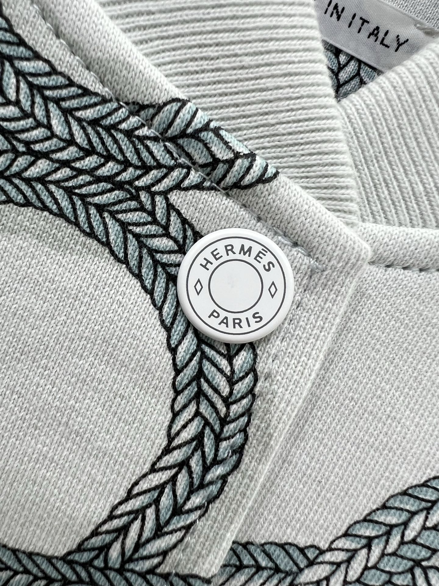 新出颜色 🔥🔥Herme*25秋冬新款印花立领夹克外套 流畅的线条结构 拿捏得恰如其分 双侧口袋设计 定