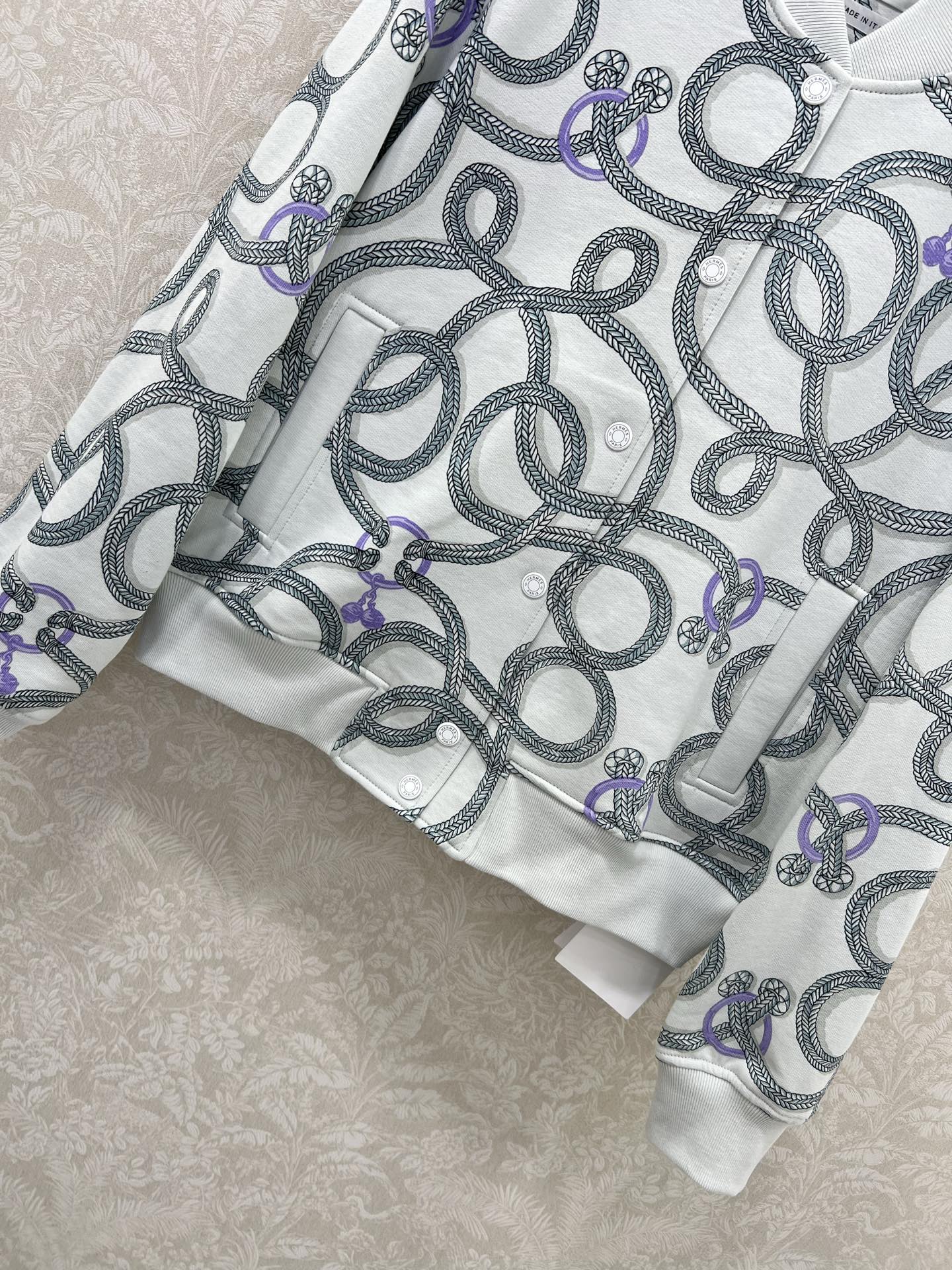 新出颜色 🔥🔥Herme*25秋冬新款印花立领夹克外套 流畅的线条结构 拿捏得恰如其分 双侧口袋设计 定