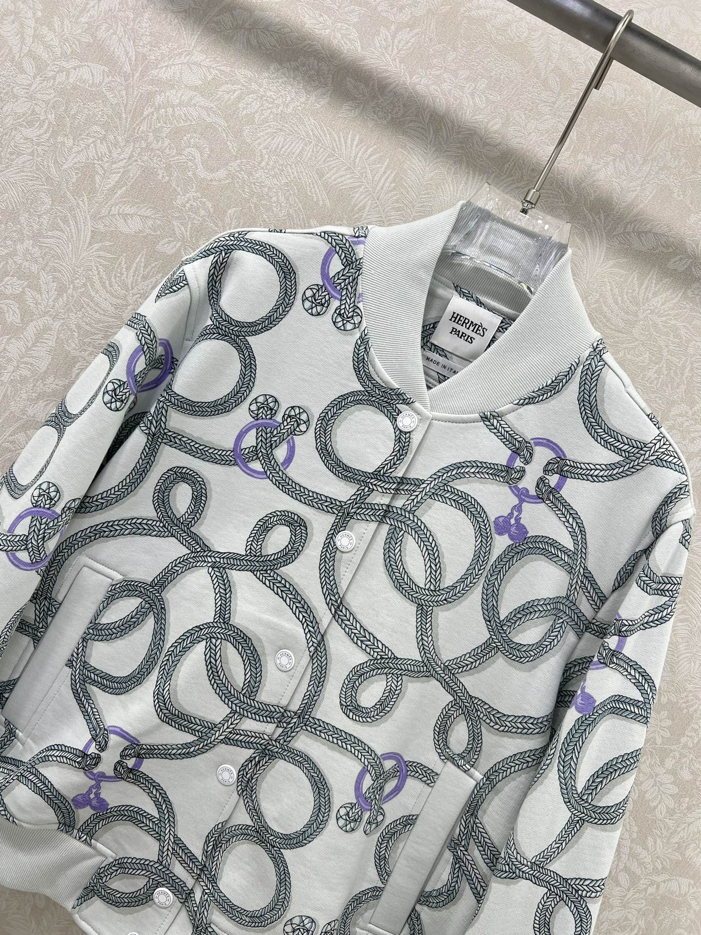 新出颜色 🔥🔥Herme*25秋冬新款印花立领夹克外套 流畅的线条结构 拿捏得恰如其分 双侧口袋设计 定