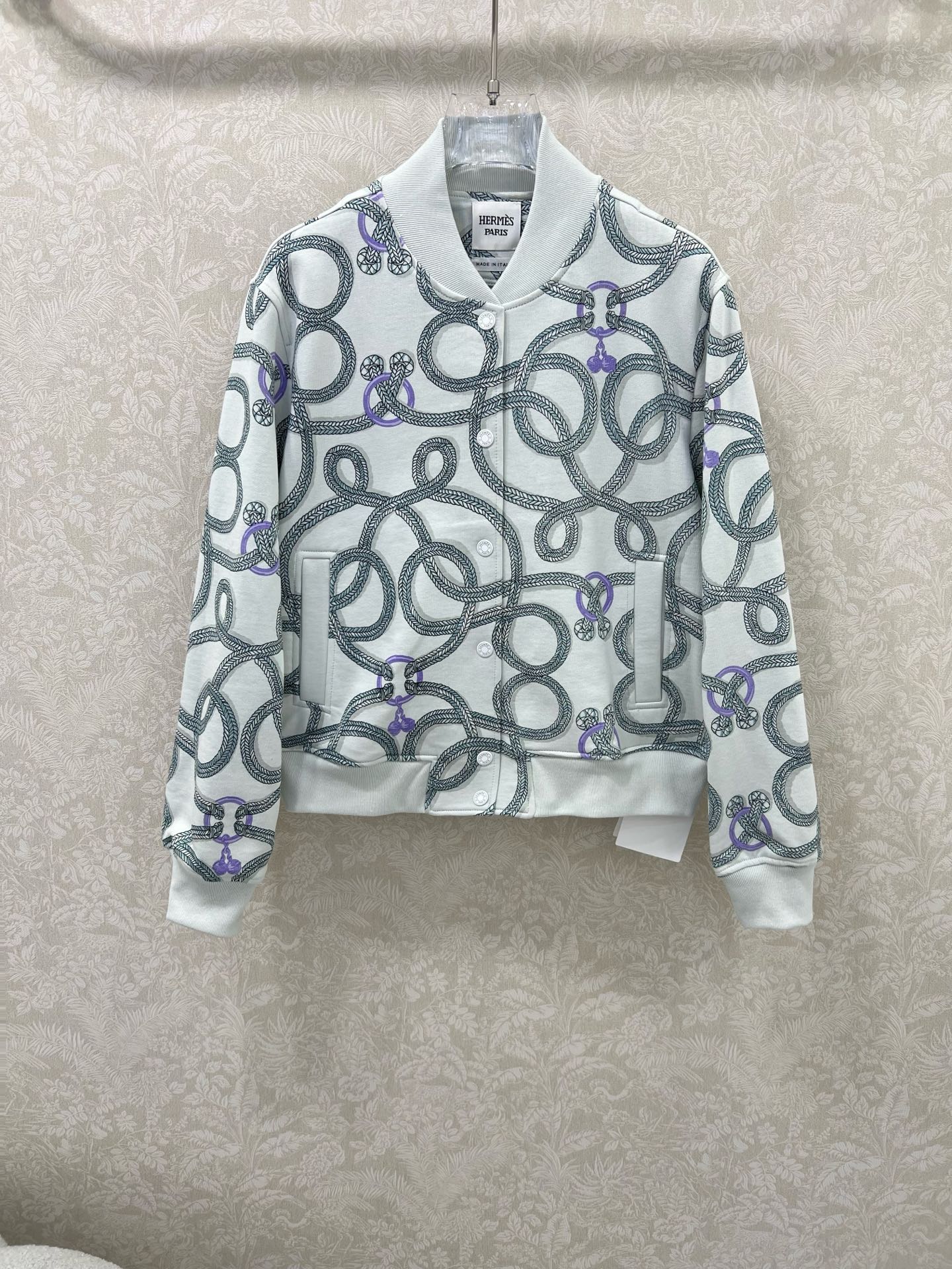 新出颜色 🔥🔥Herme*25秋冬新款印花立领夹克外套 流畅的线条结构 拿捏得恰如其分 双侧口袋设计 定