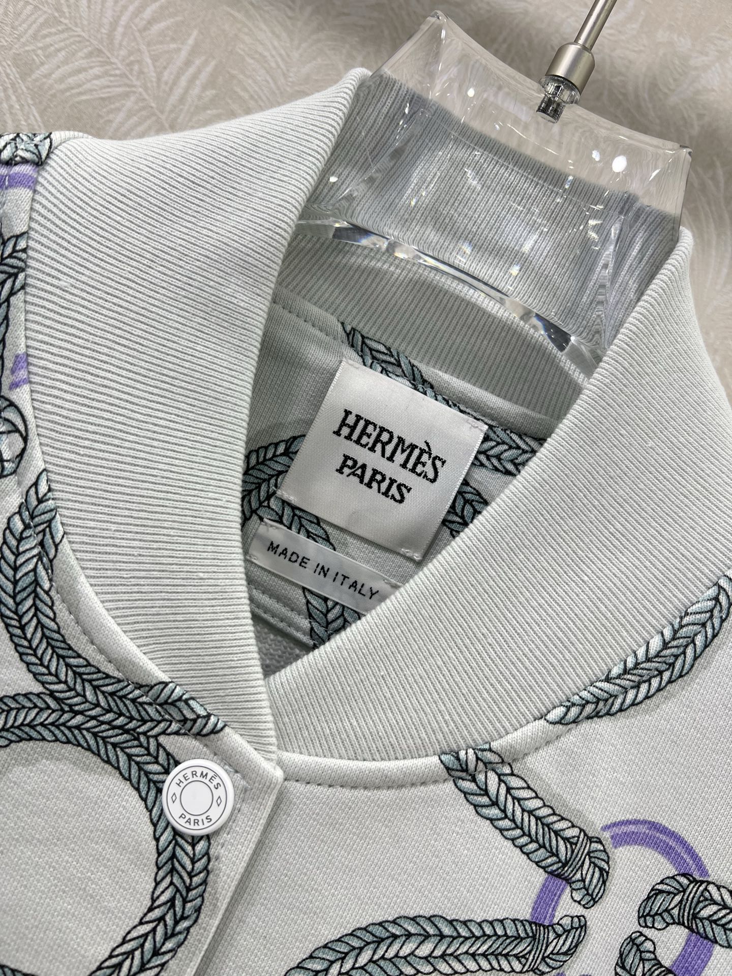 新出颜色 🔥🔥Herme*25秋冬新款印花立领夹克外套 流畅的线条结构 拿捏得恰如其分 双侧口袋设计 定