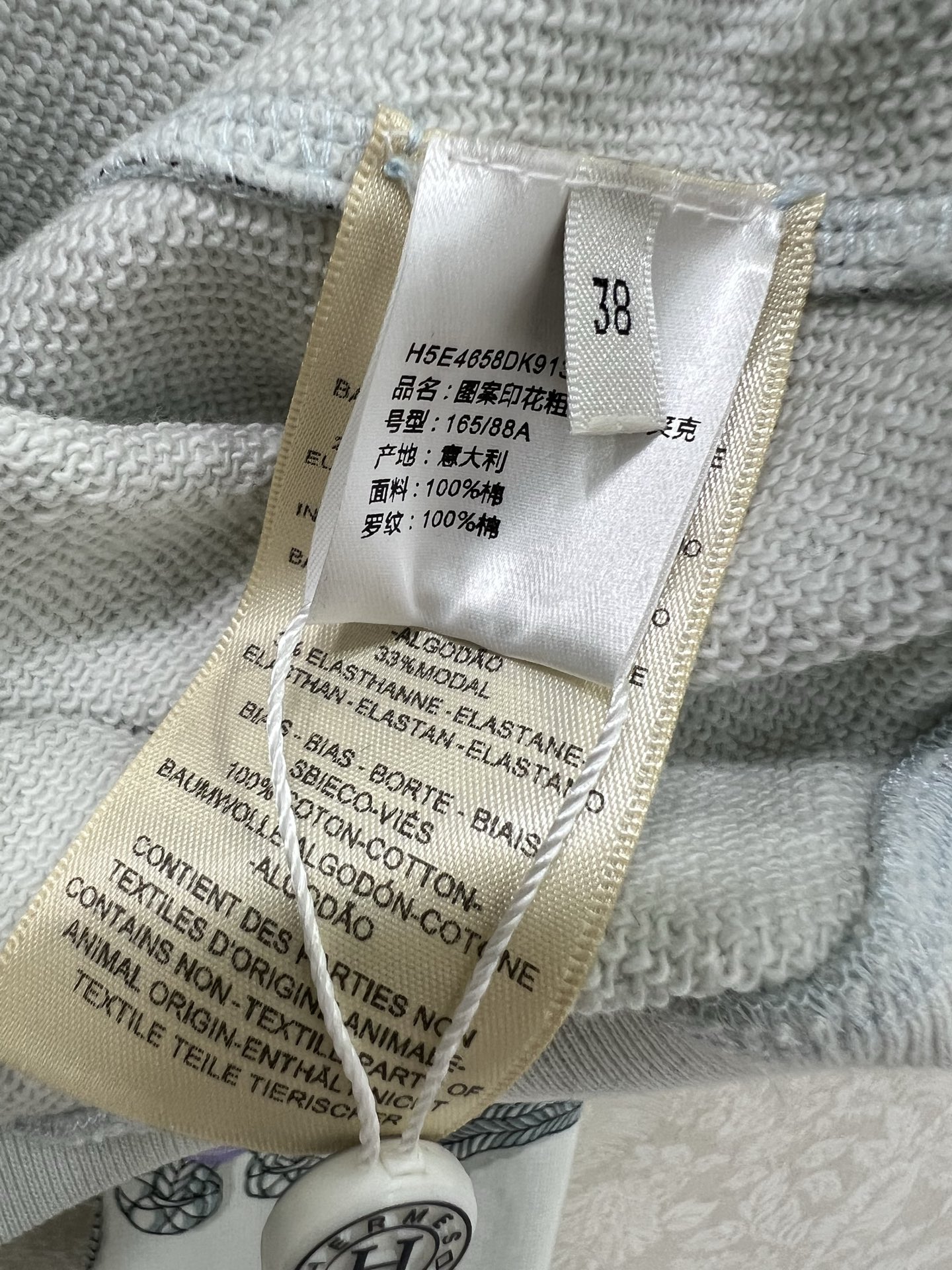 新出颜色 🔥🔥Herme*25秋冬新款印花立领夹克外套 流畅的线条结构 拿捏得恰如其分 双侧口袋设计 定