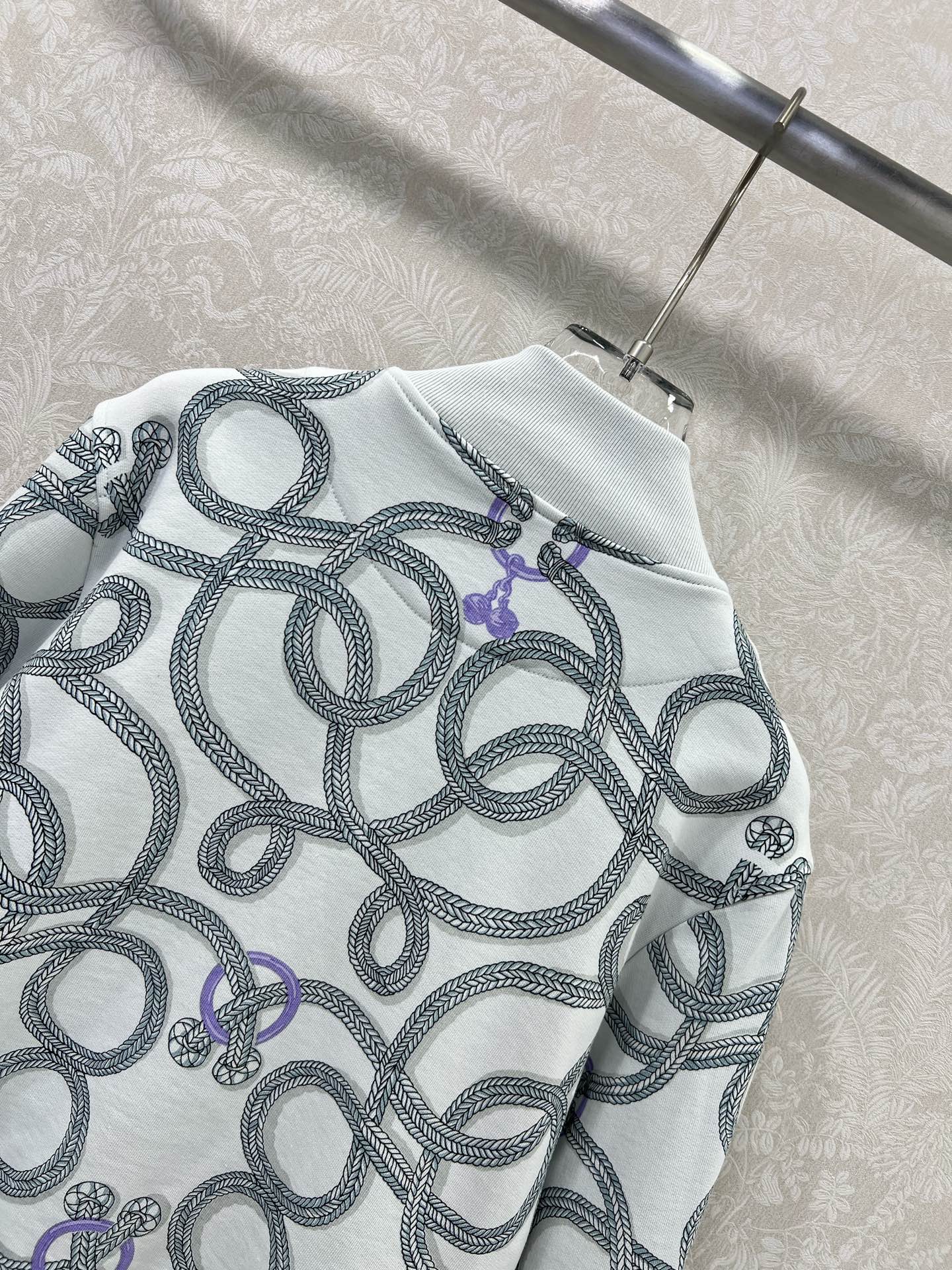 新出颜色 🔥🔥Herme*25秋冬新款印花立领夹克外套 流畅的线条结构 拿捏得恰如其分 双侧口袋设计 定