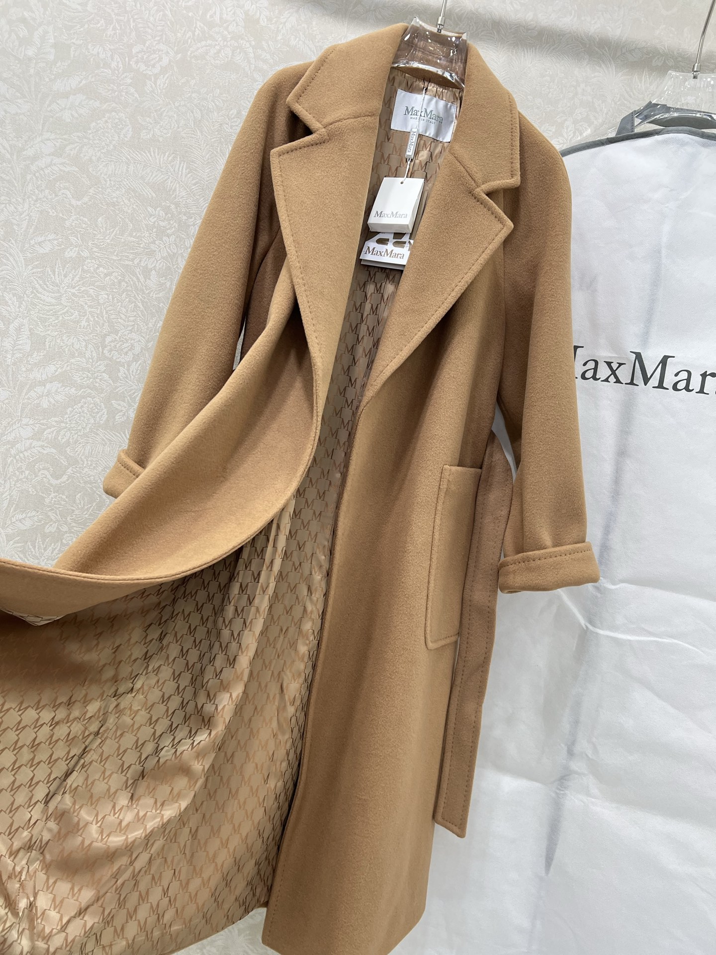 🔥🔥MaxMara~ labbro提花内衬款 宽松浴袍开襟当原版开模定制‼️纯手工缝制 加上独特的剪裁 